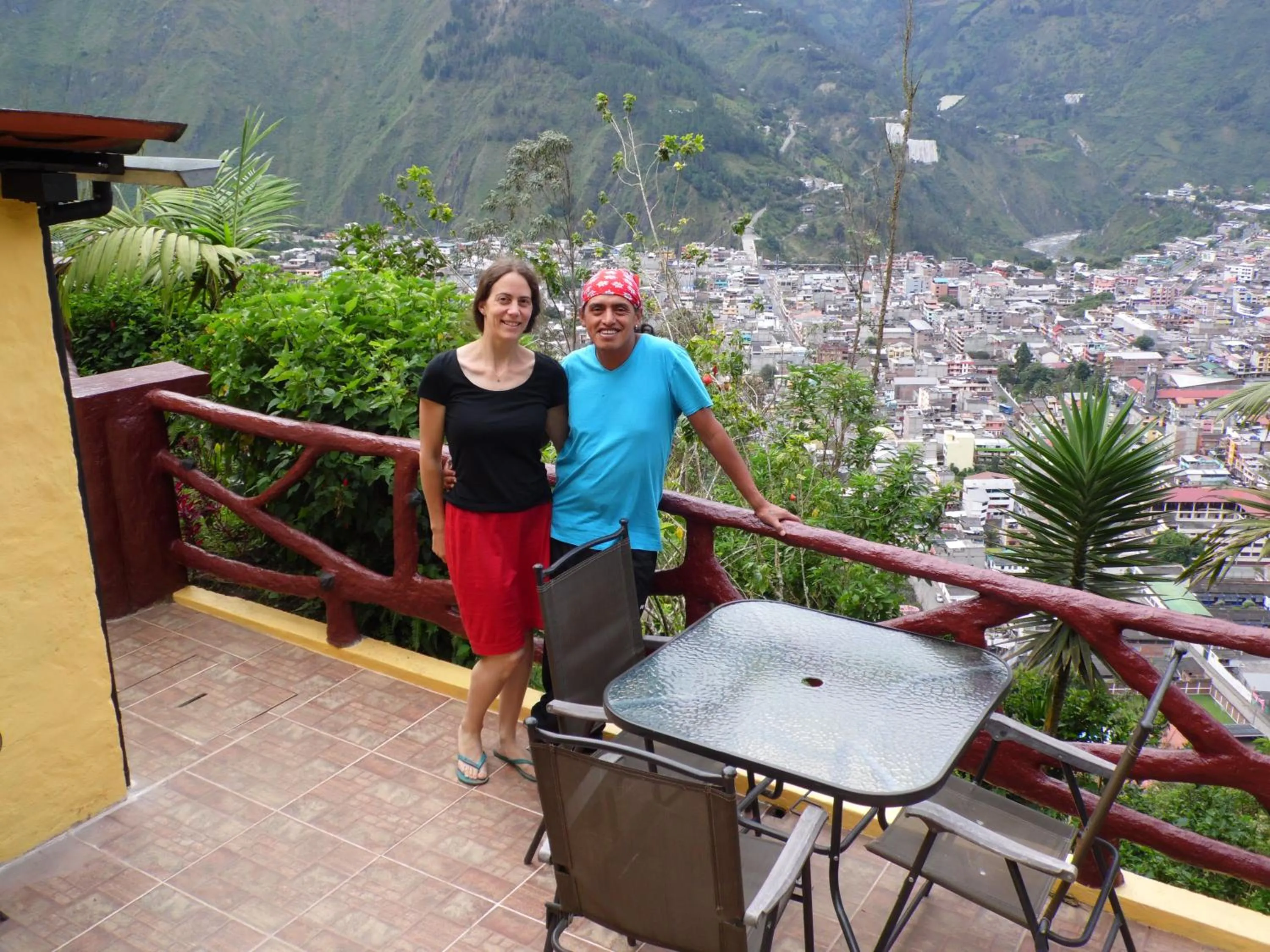 People in La Casa Amarilla