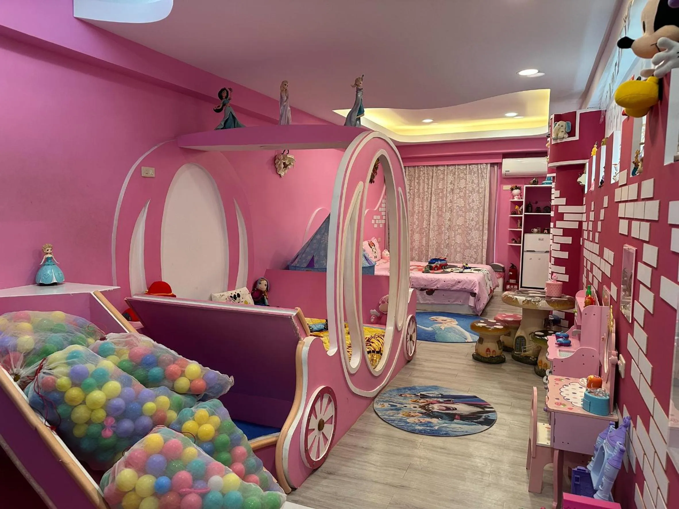 Photo of the whole room in Kenting Mola