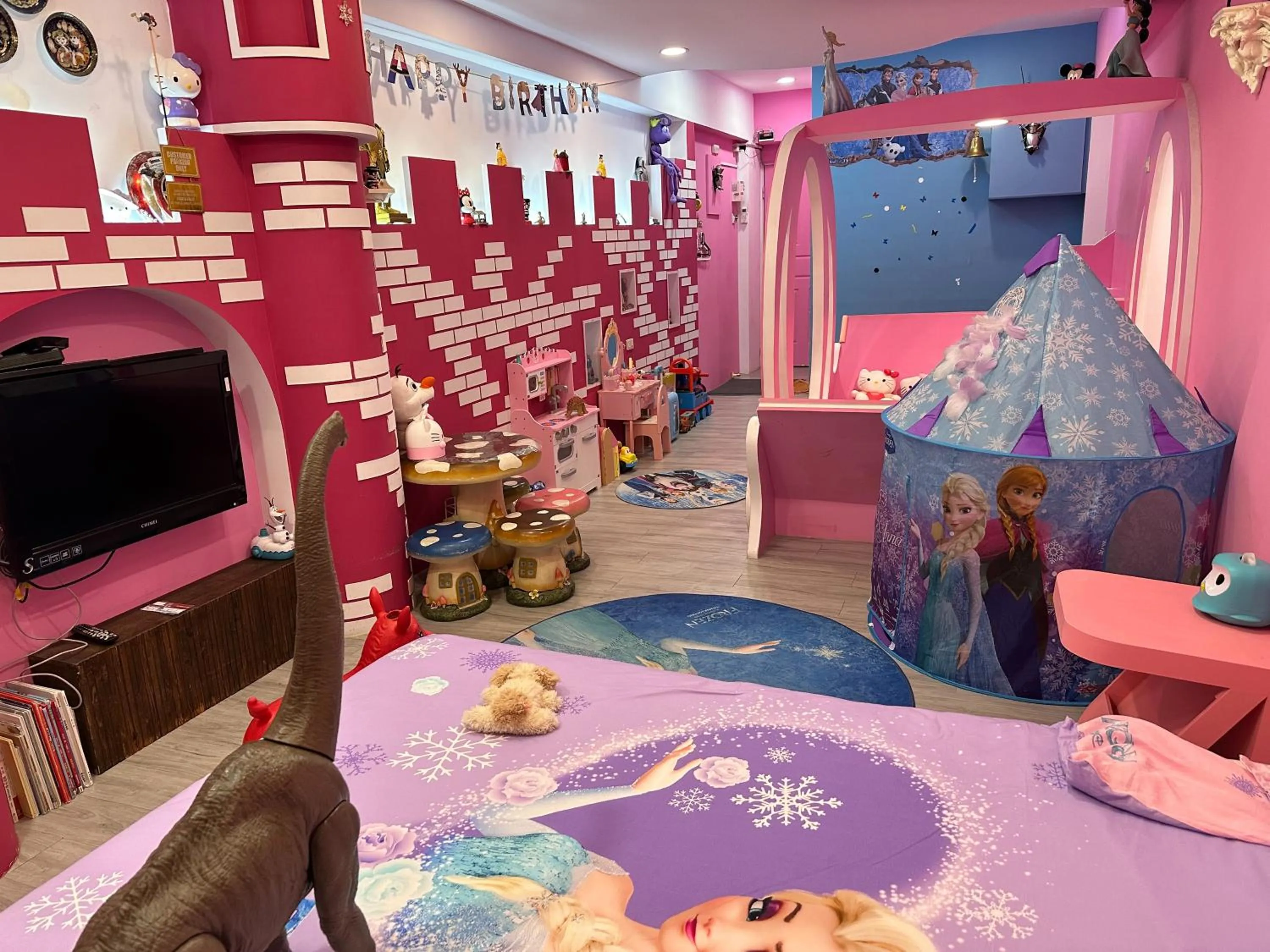 Photo of the whole room in Kenting Mola