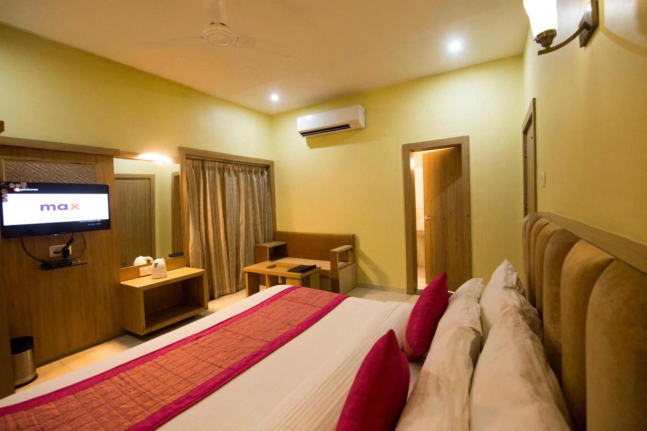 Photo of the whole room, Bed in The River Front Resort