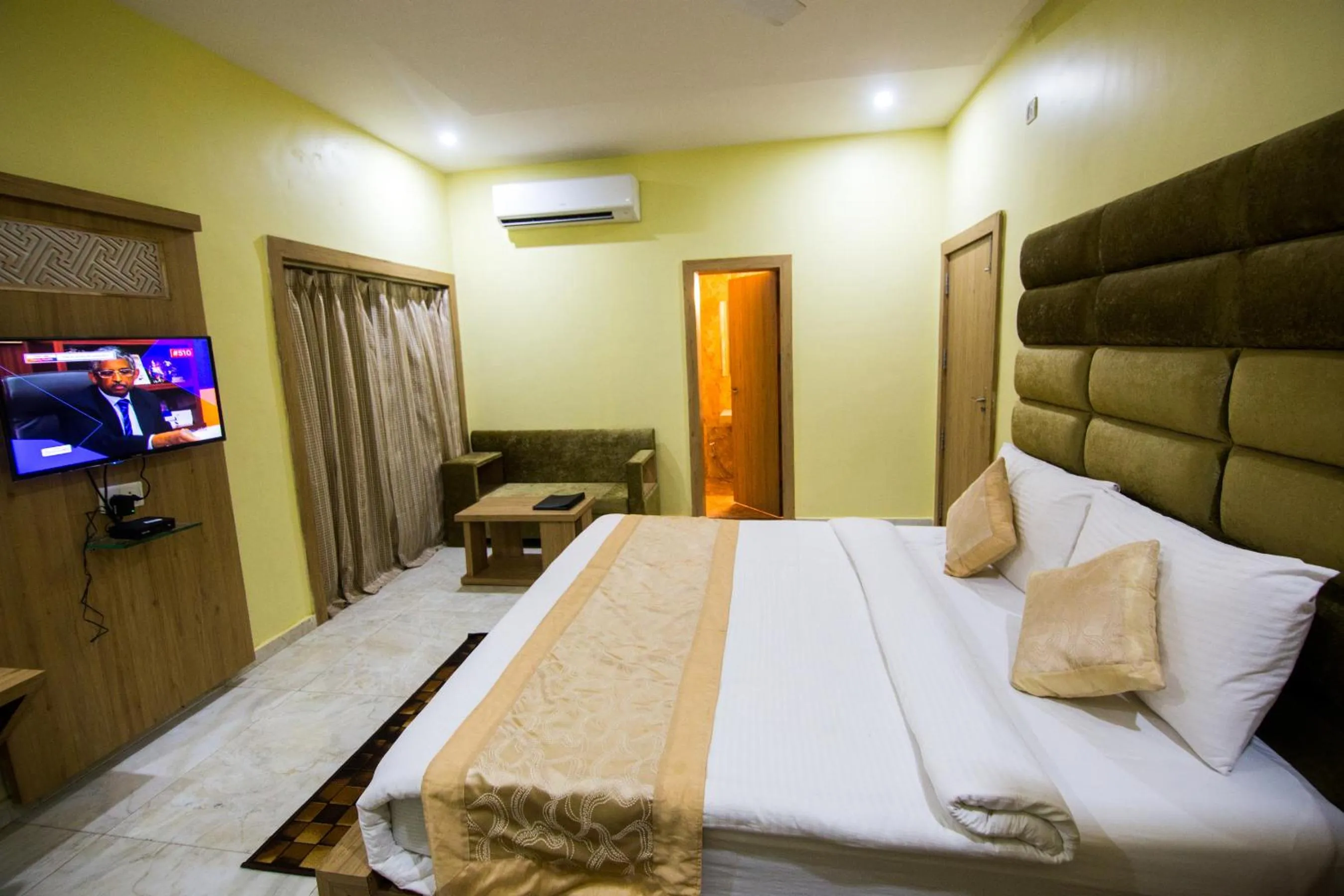 Photo of the whole room, Bed in The River Front Resort