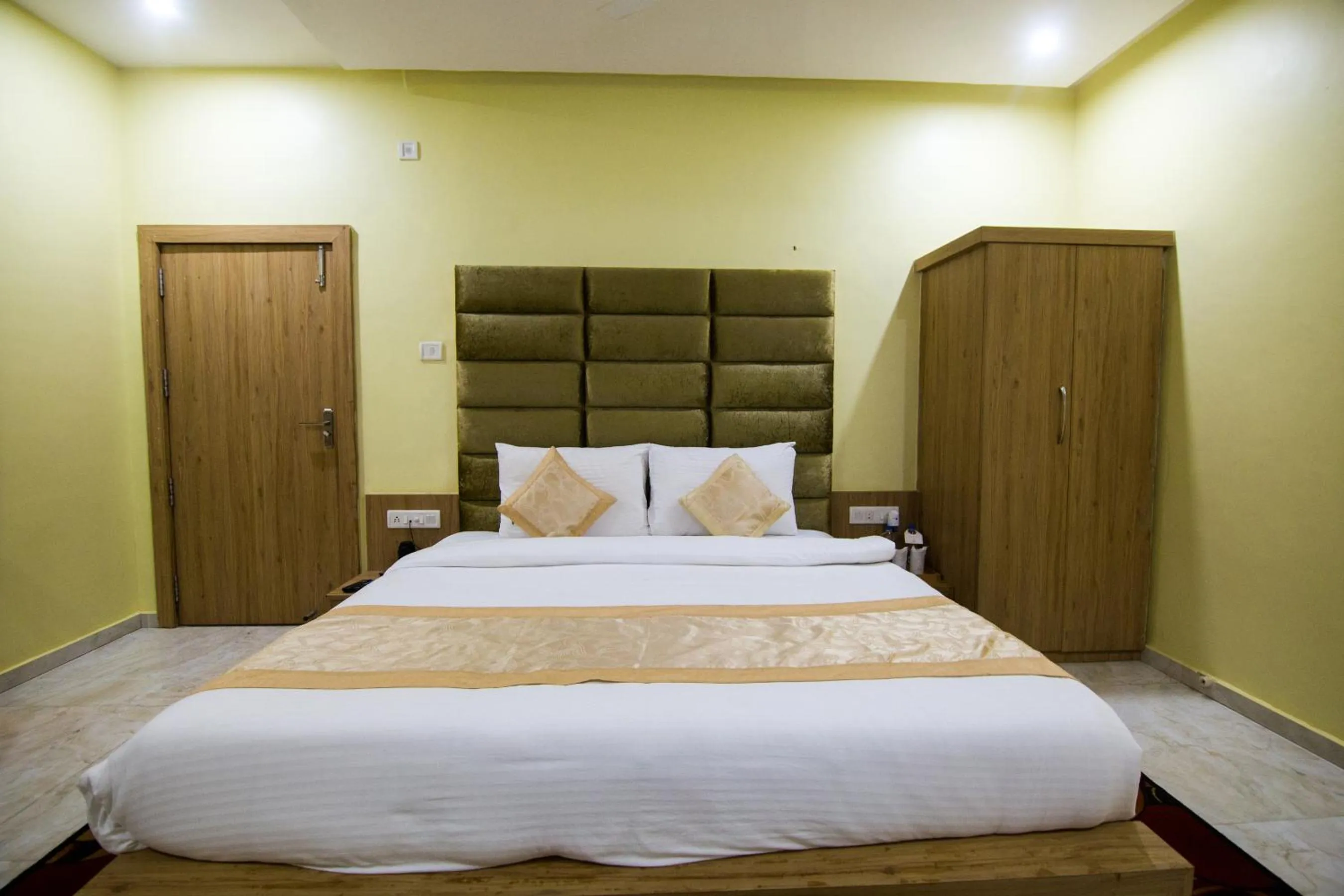 Photo of the whole room, Bed in The River Front Resort