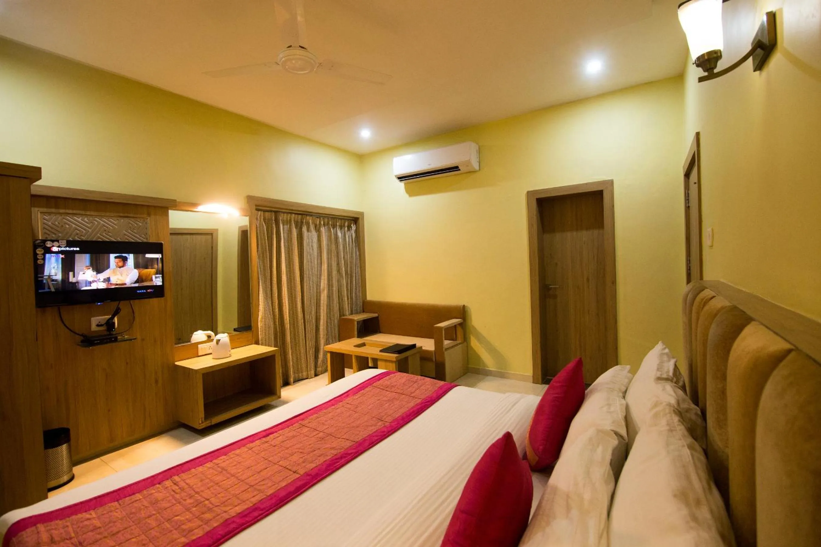 Photo of the whole room, Bed in The River Front Resort