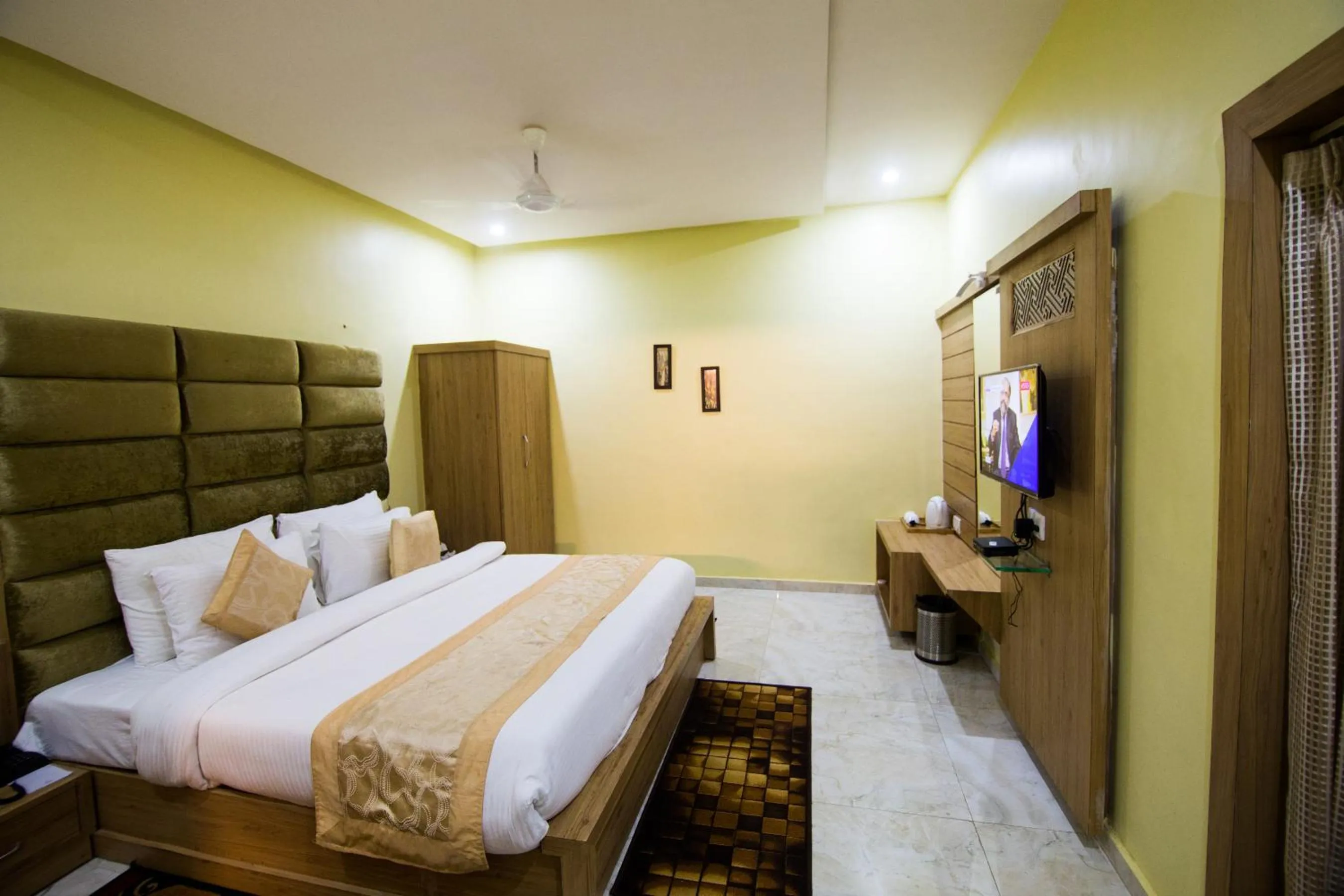 Photo of the whole room, Bed in The River Front Resort