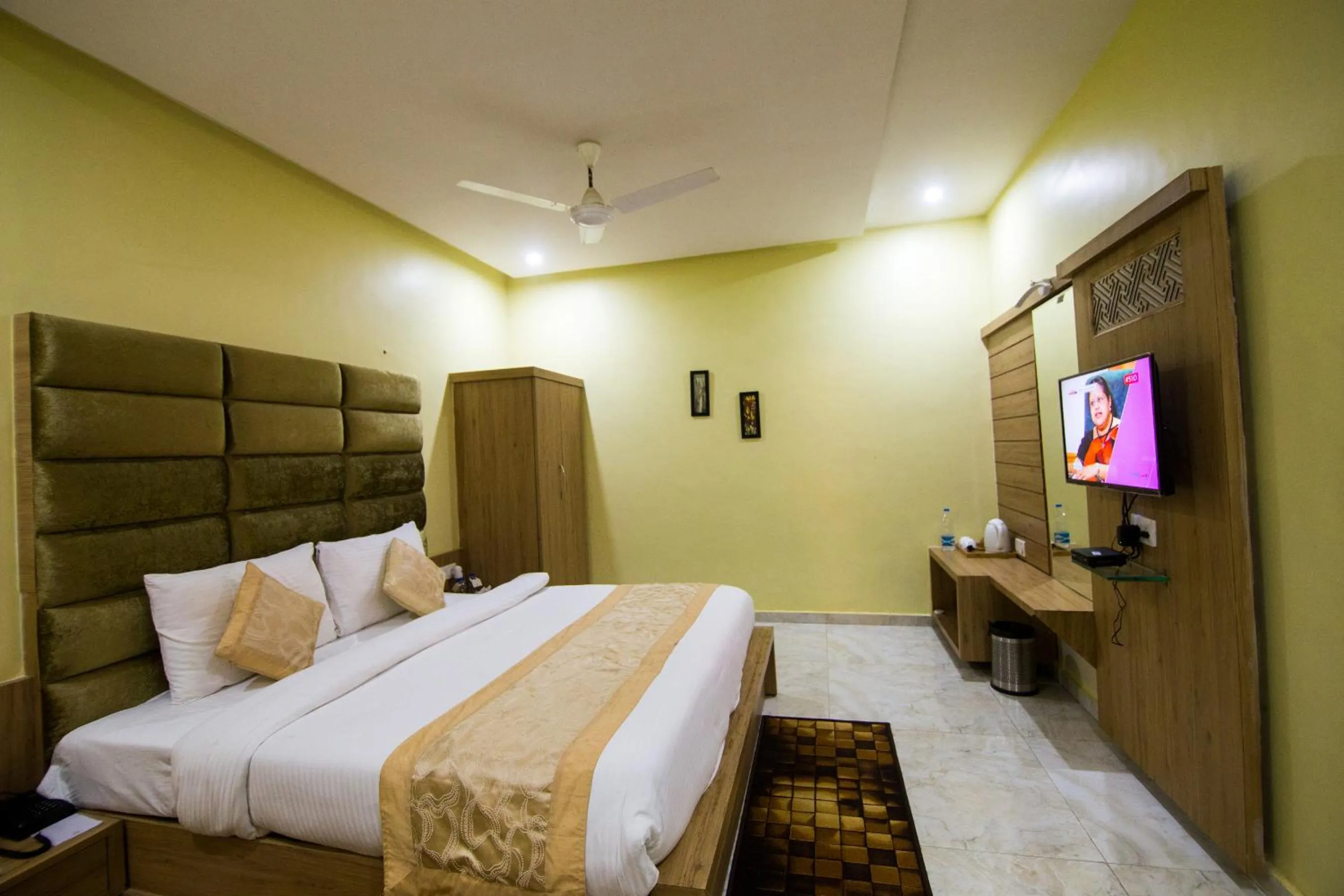 Photo of the whole room, Bed in The River Front Resort