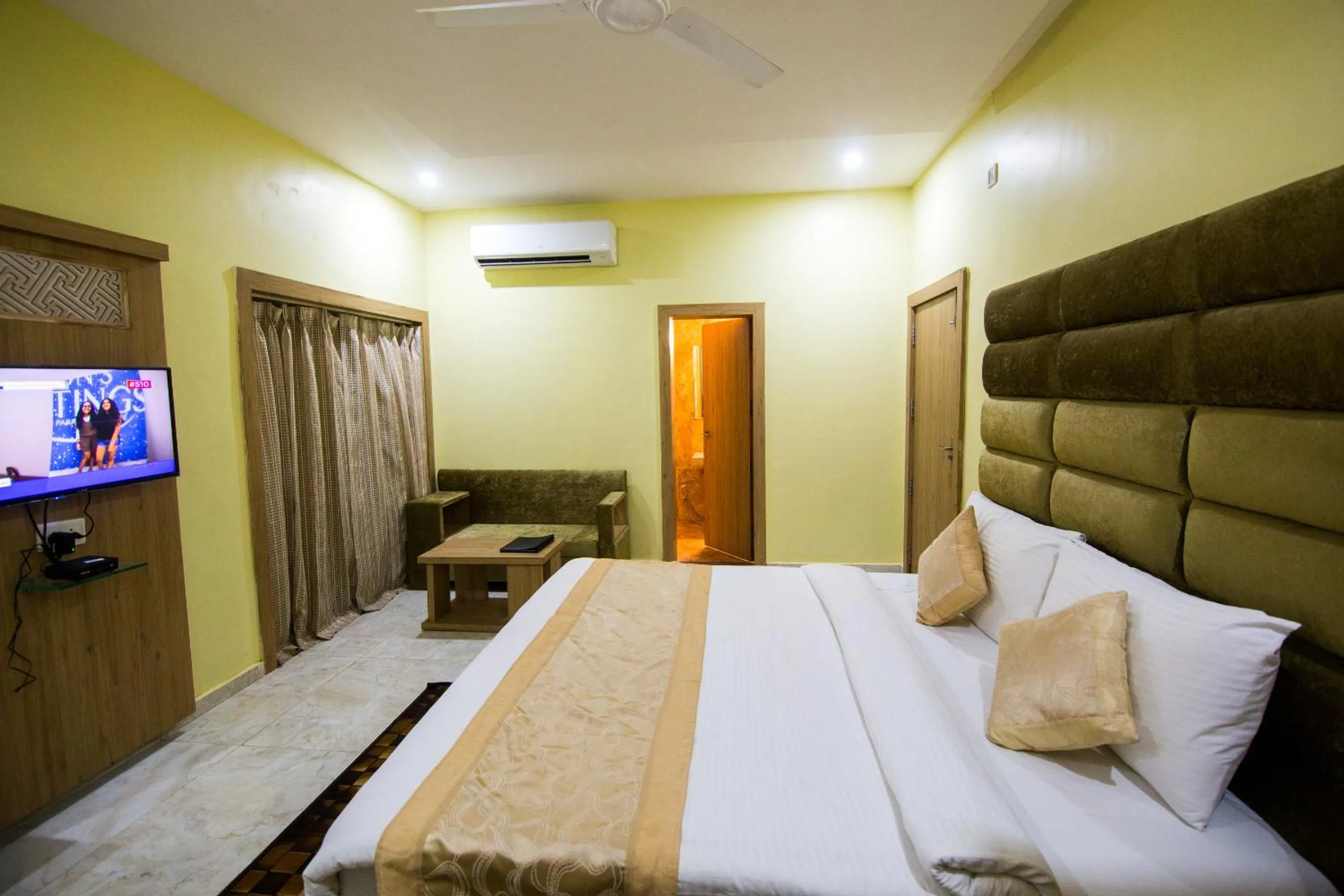 Photo of the whole room, Bed in The River Front Resort