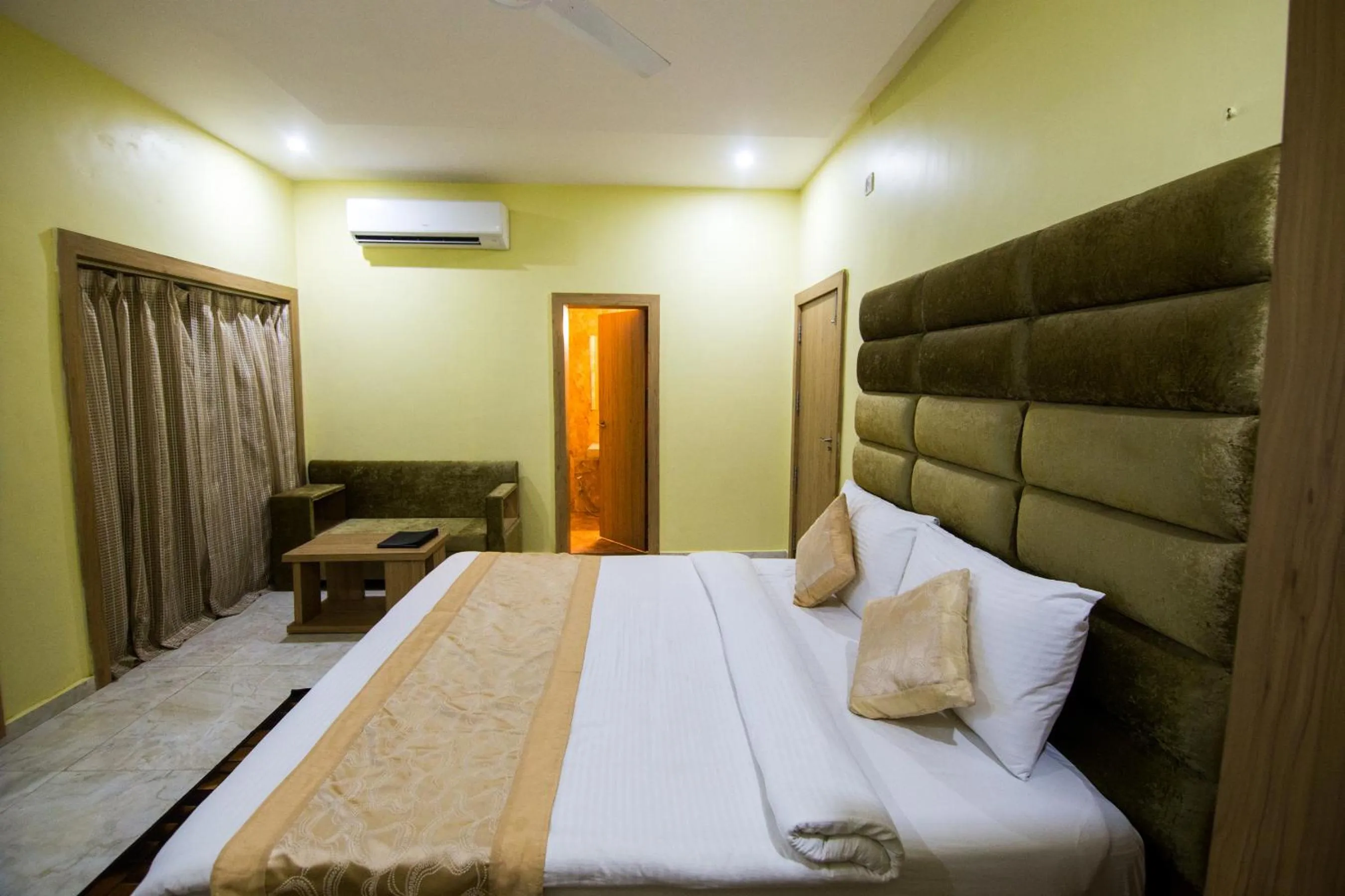 Photo of the whole room, Bed in The River Front Resort