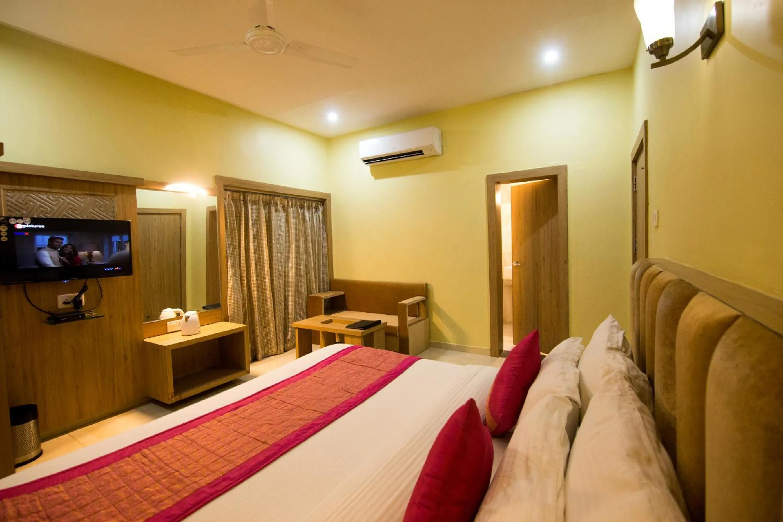 Photo of the whole room, Bed in The River Front Resort