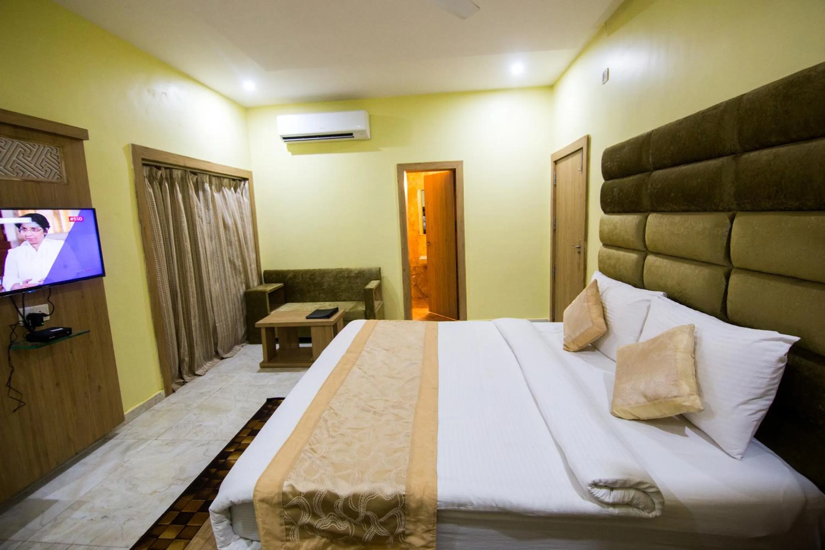 Photo of the whole room, Bed in The River Front Resort