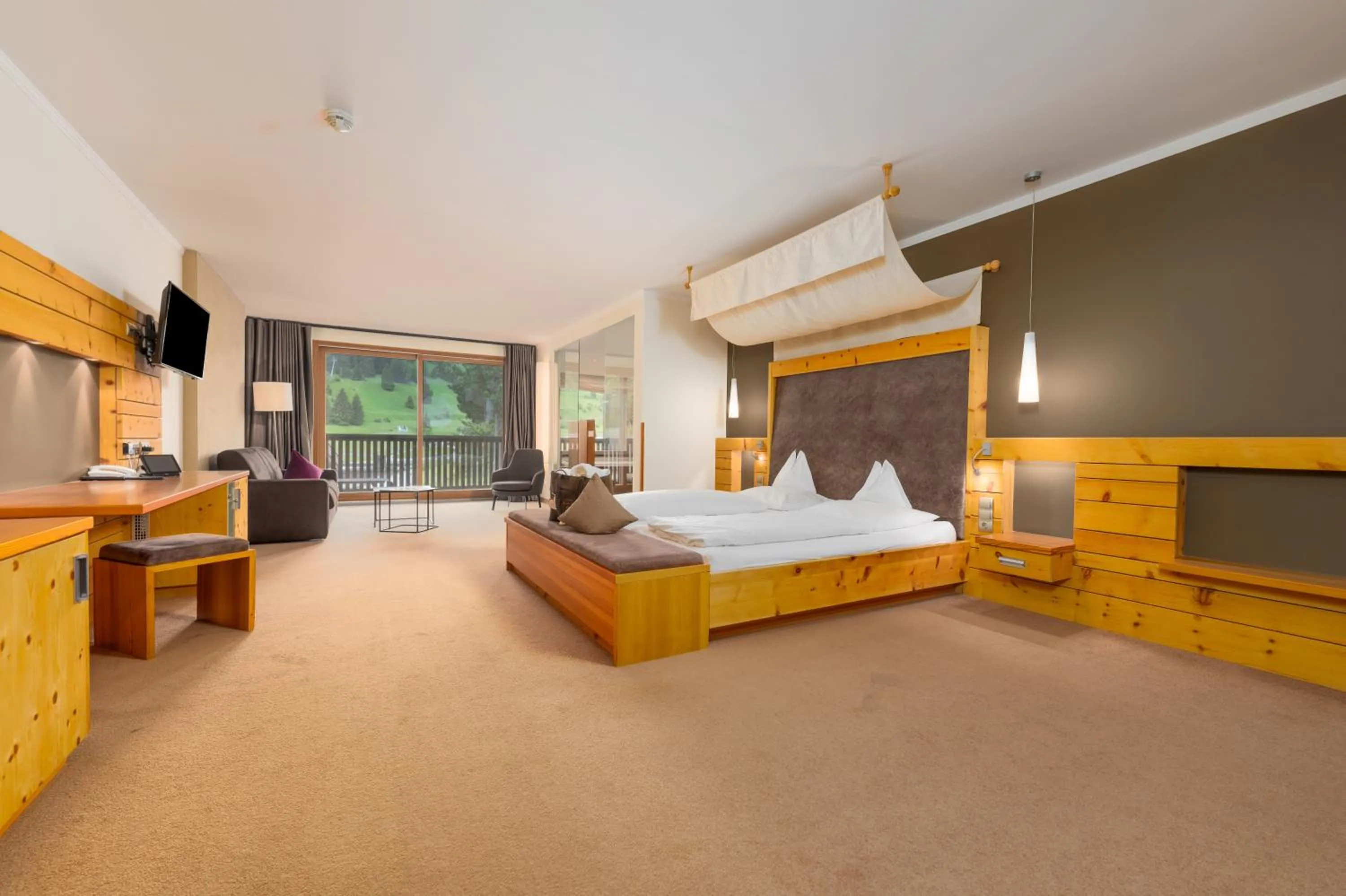 Photo of the whole room, Bed in Wellnesshotel Mein Almhof Superior