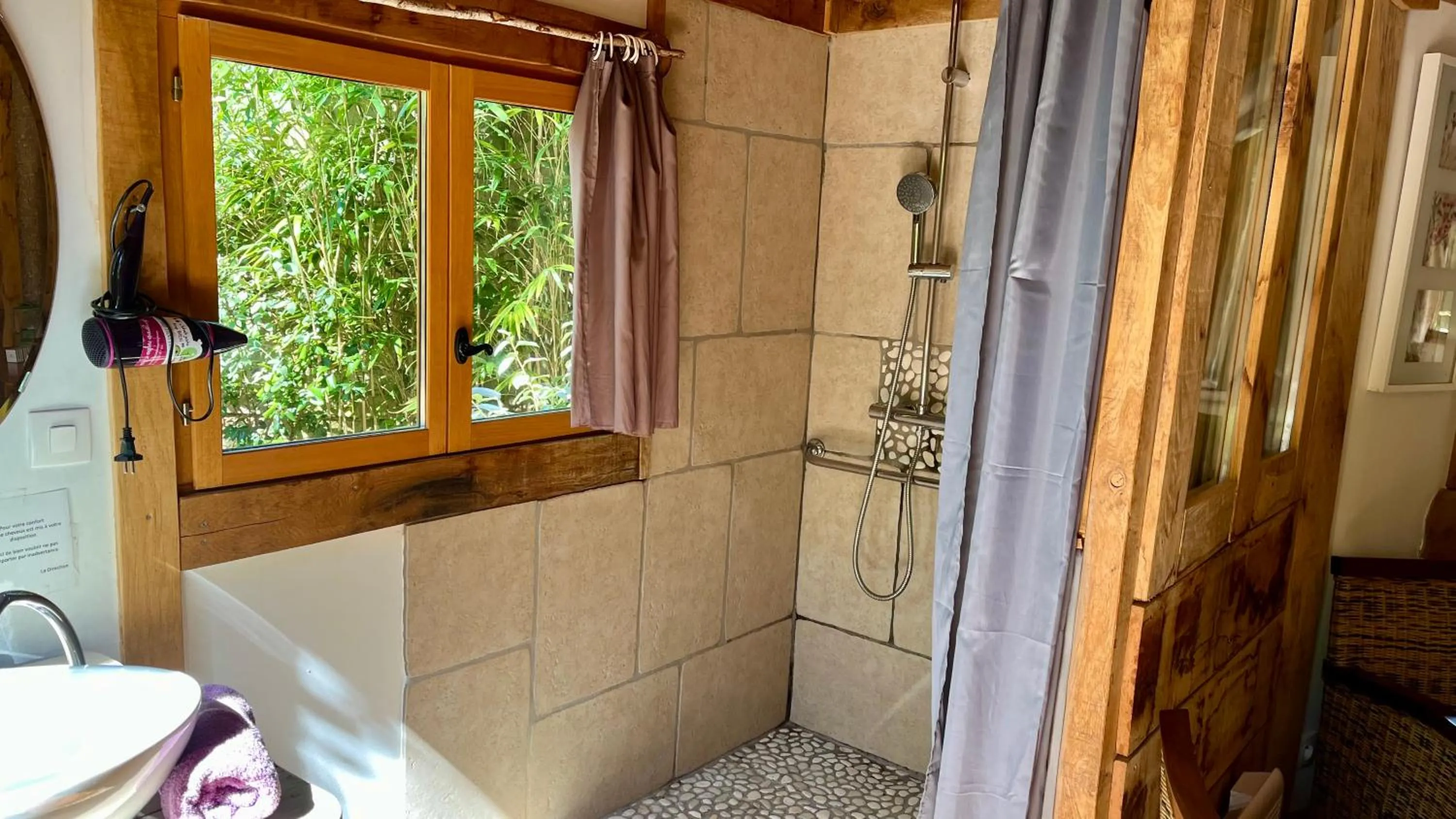 Shower in Le Nid Dans Les Bruyères