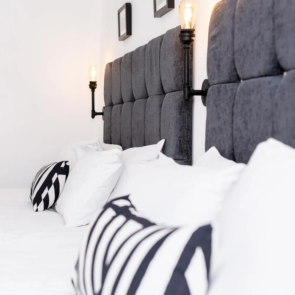 Bedroom, Bed in Honeypot House