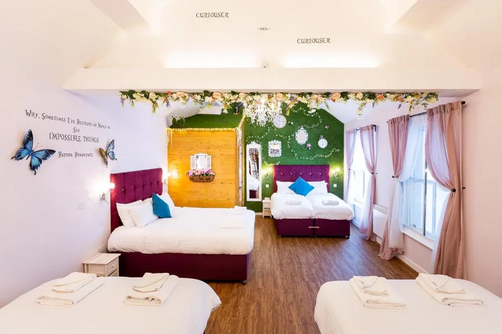 Bedroom, Bed in Honeypot House