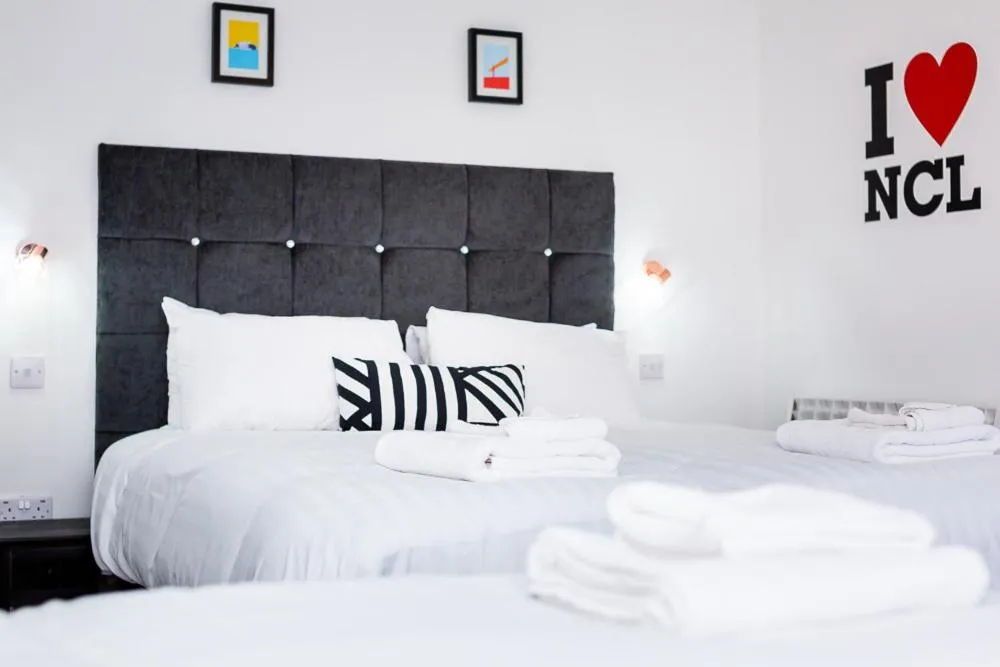 Bedroom, Bed in Honeypot House