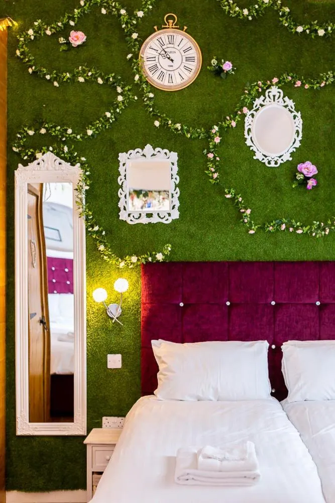 Bedroom, Bed in Honeypot House