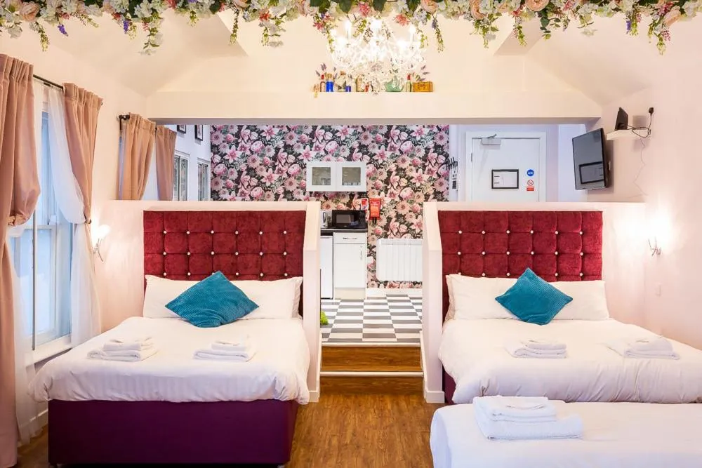 Bedroom, Bed in Honeypot House