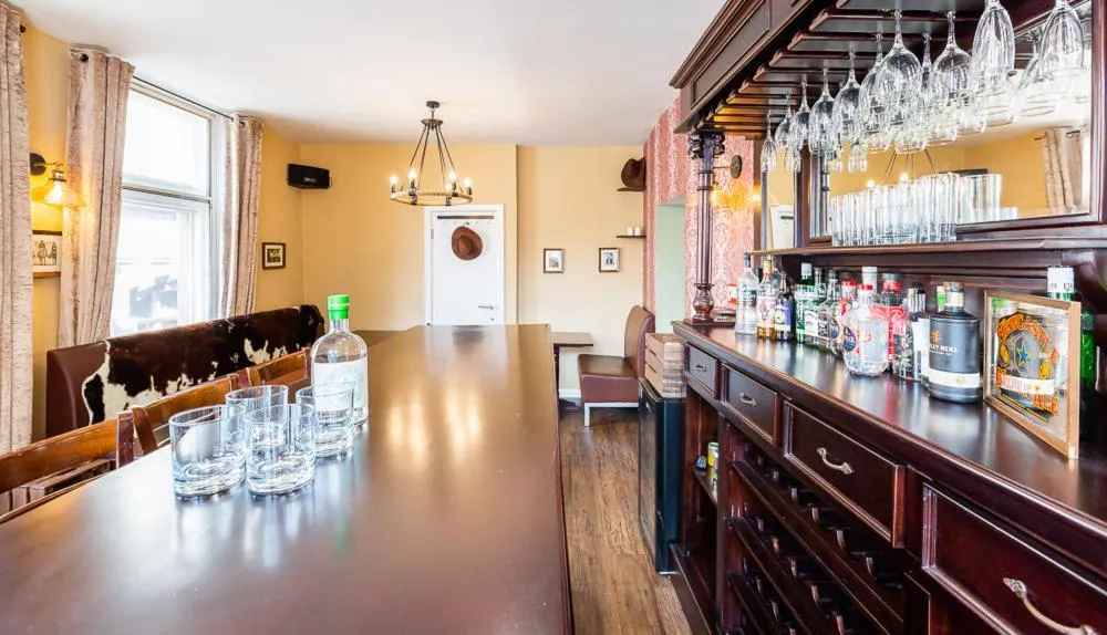 Lounge or bar in Honeypot House