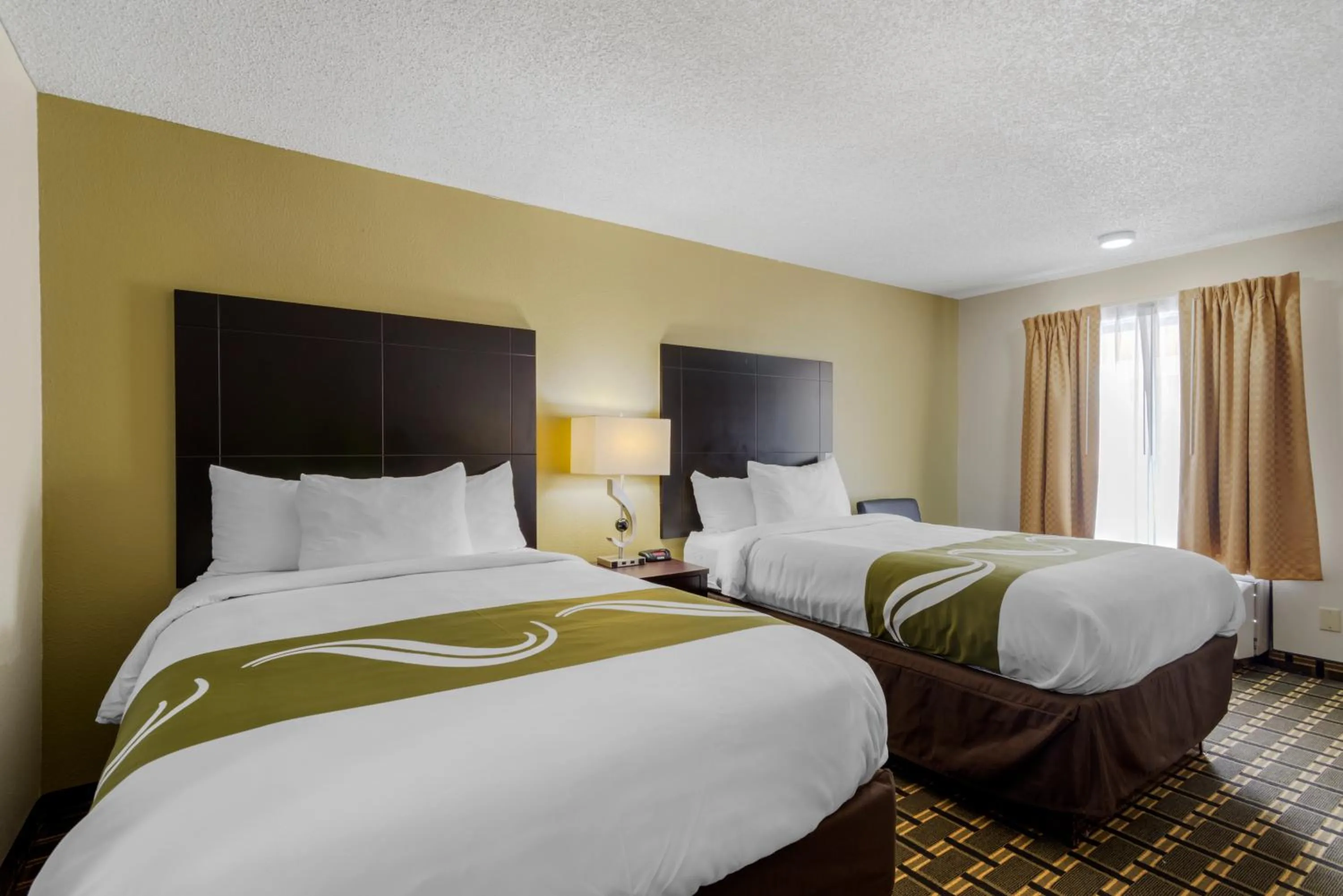 Bed in Quality Inn Acworth North