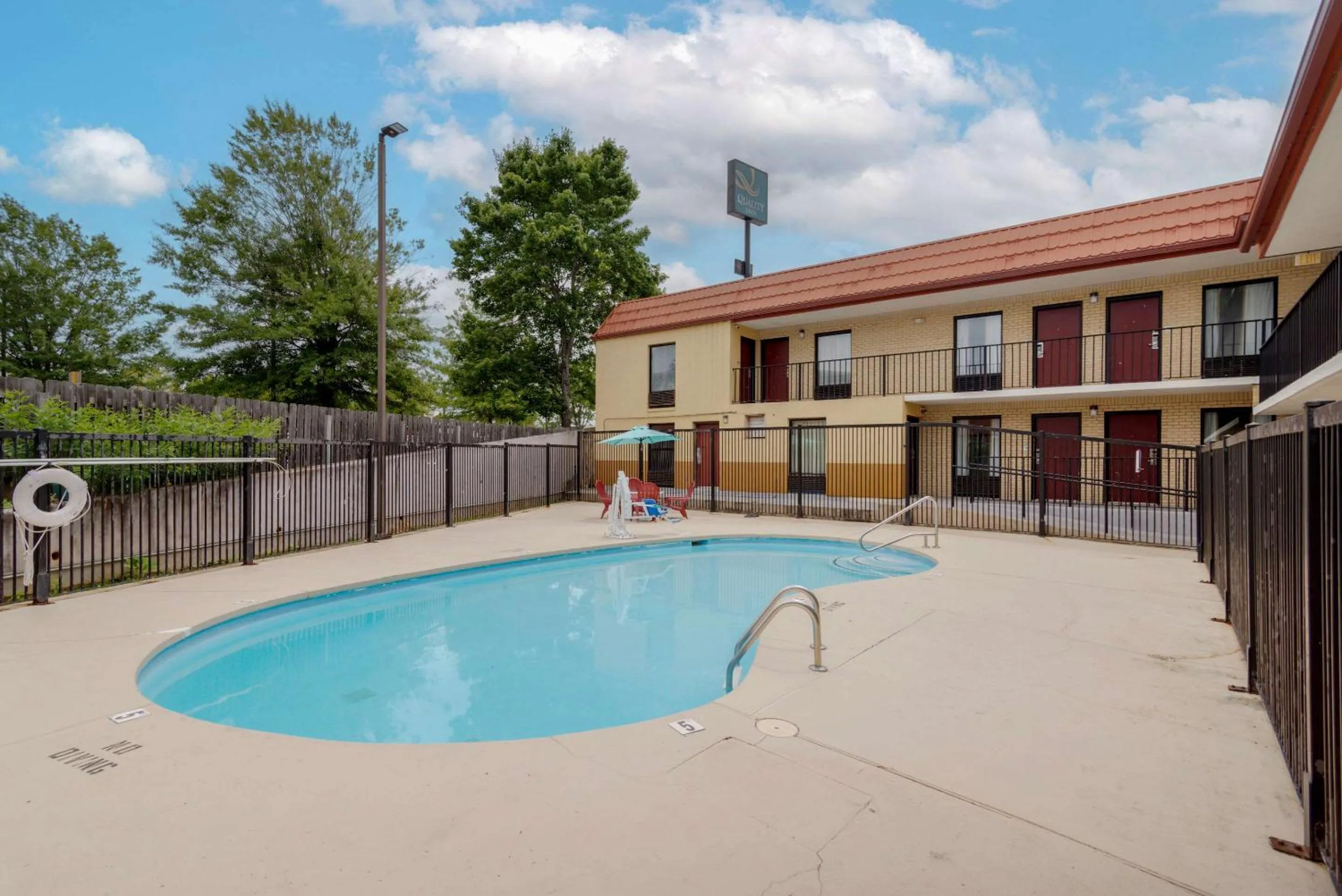 Swimming pool in Quality Inn Acworth North