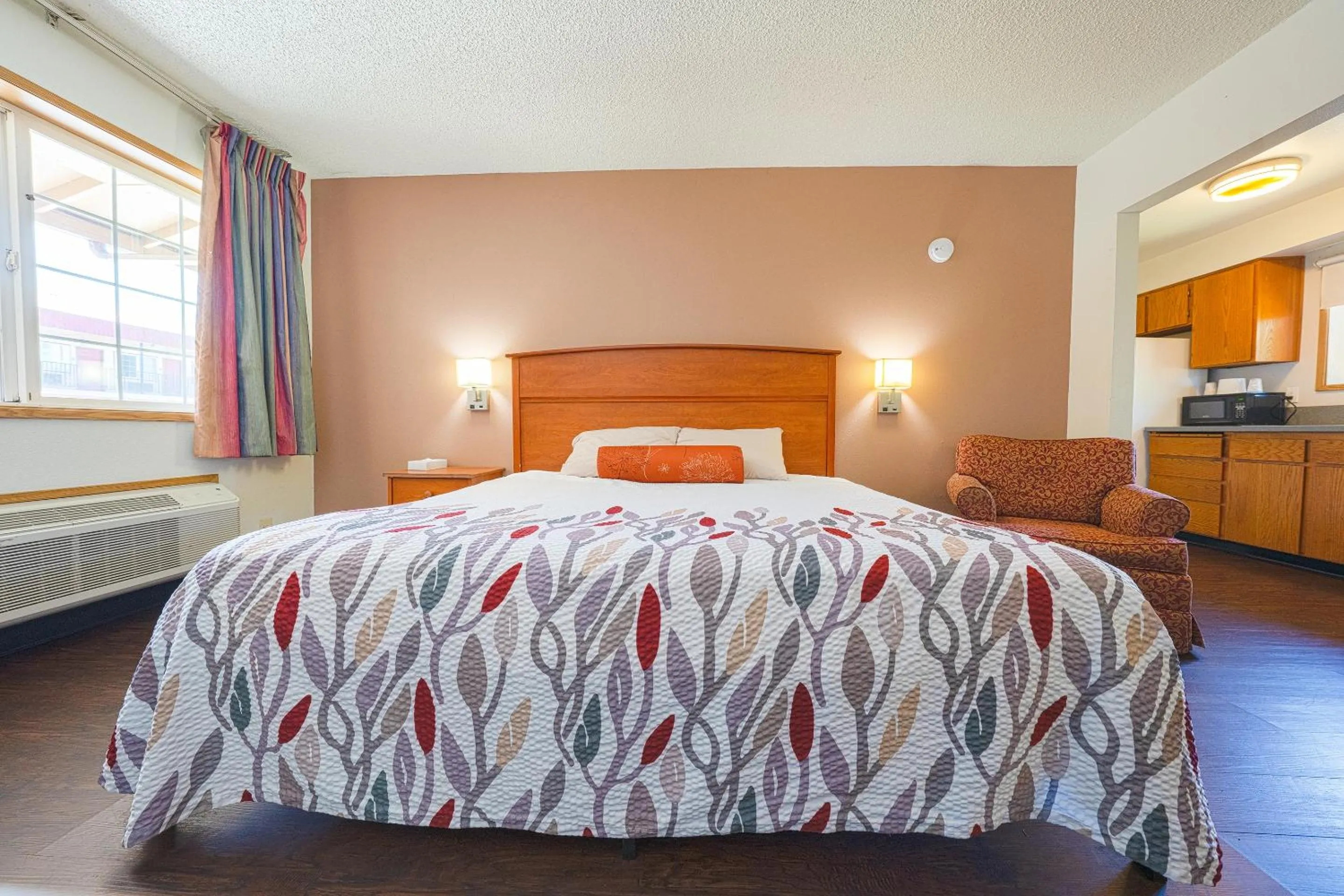 Bedroom, Bed in Budget Inn Gladstone By OYO - Portland Clackamas
