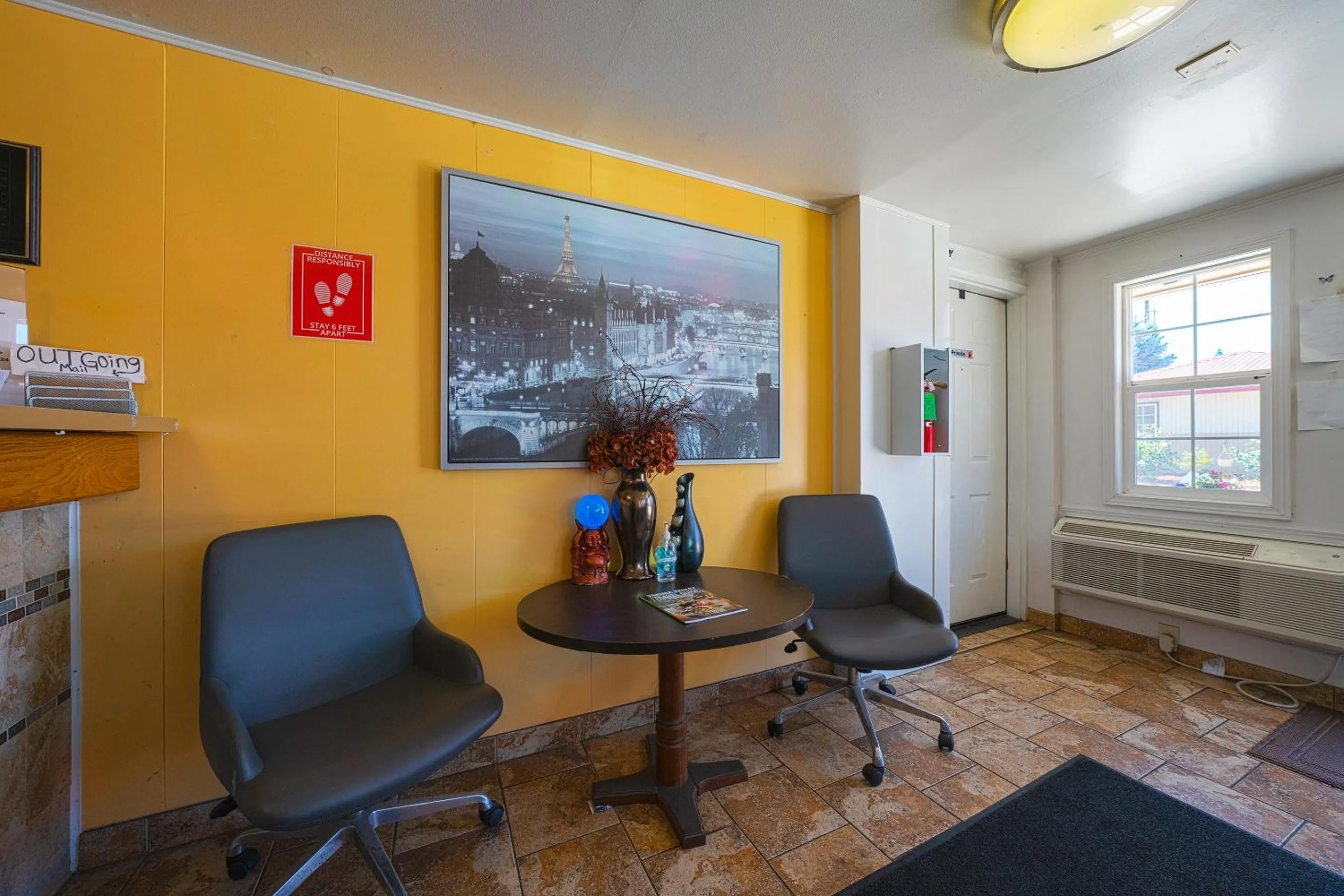 Lobby or reception in Budget Inn Gladstone By OYO - Portland Clackamas