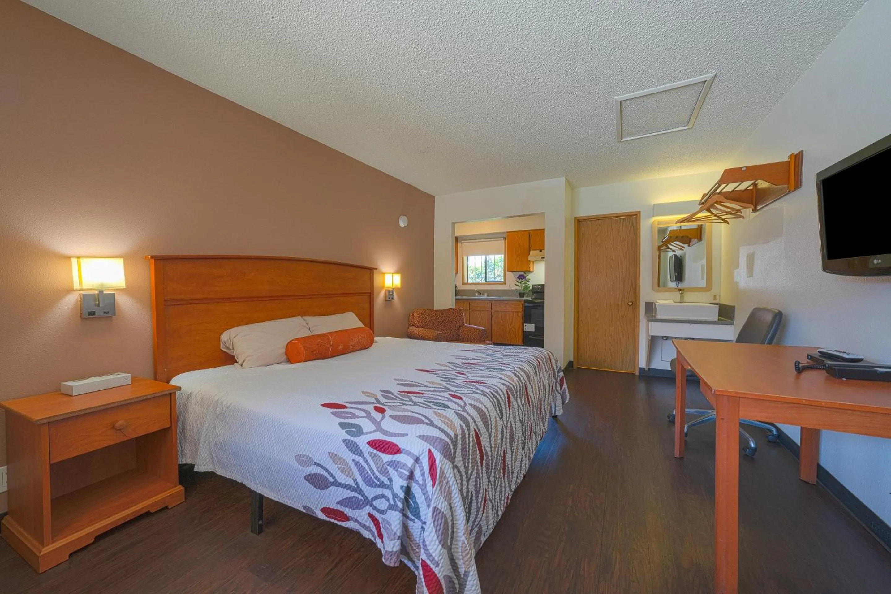 Bedroom, Bed in Budget Inn Gladstone By OYO - Portland Clackamas