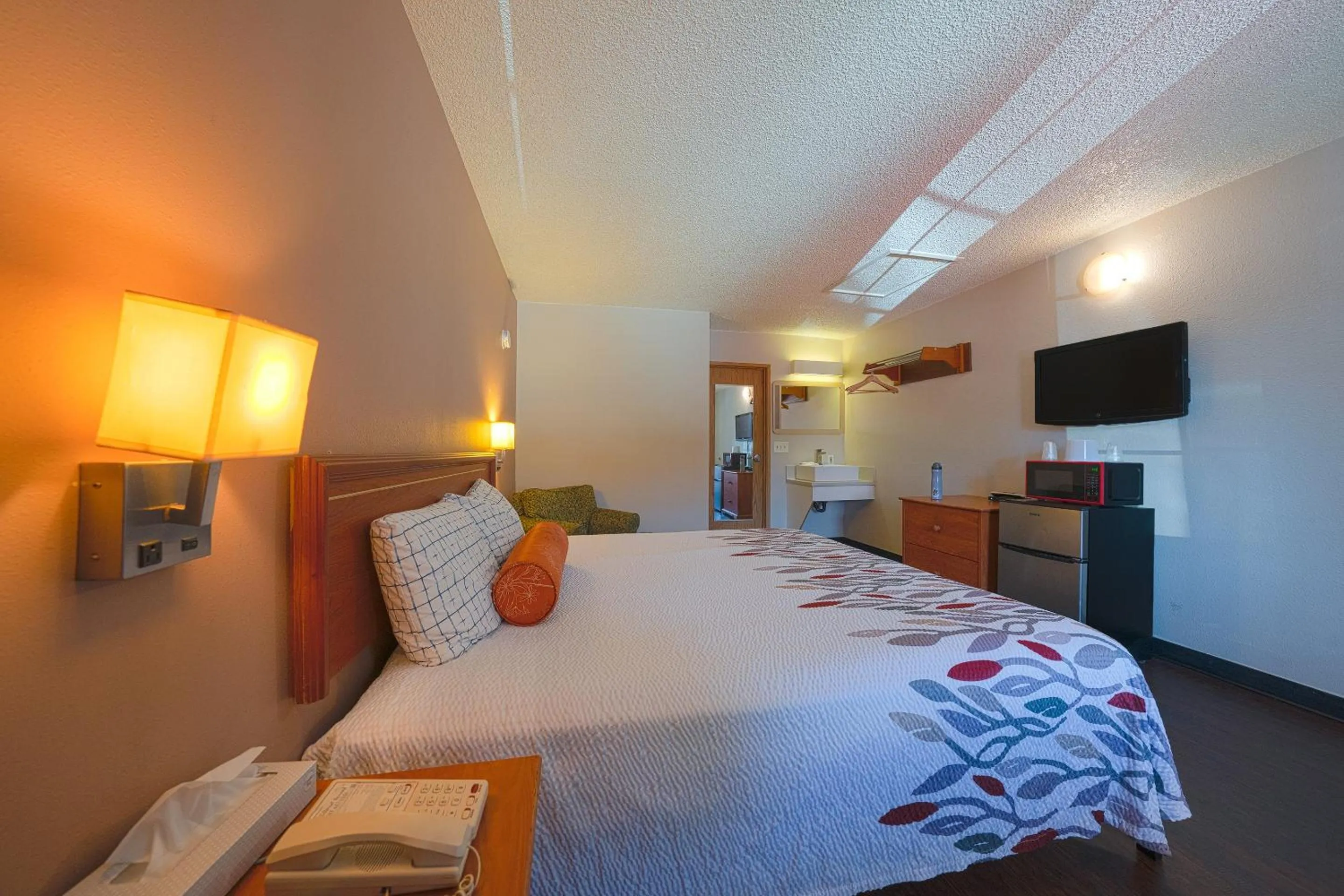 Bedroom, Bed in Budget Inn Gladstone By OYO - Portland Clackamas