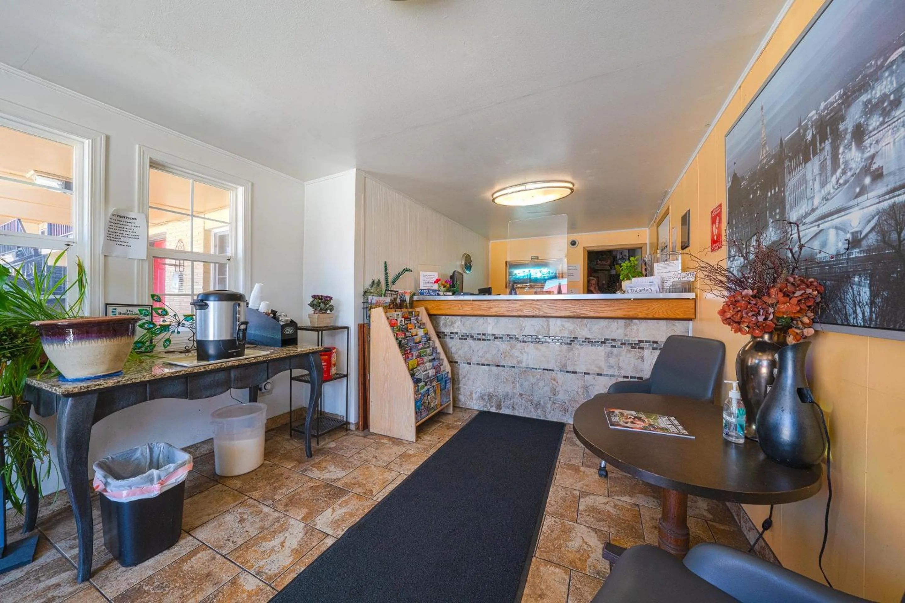 Lobby or reception in Budget Inn Gladstone By OYO - Portland Clackamas