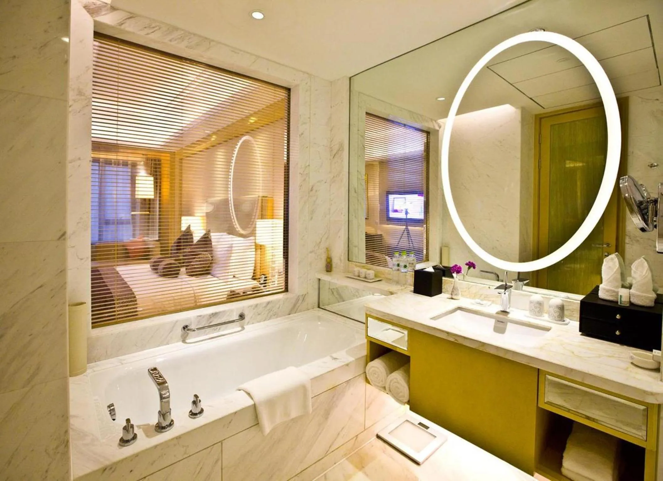 Bathroom, Bed in Shaoxing Tianma Grand Hotel