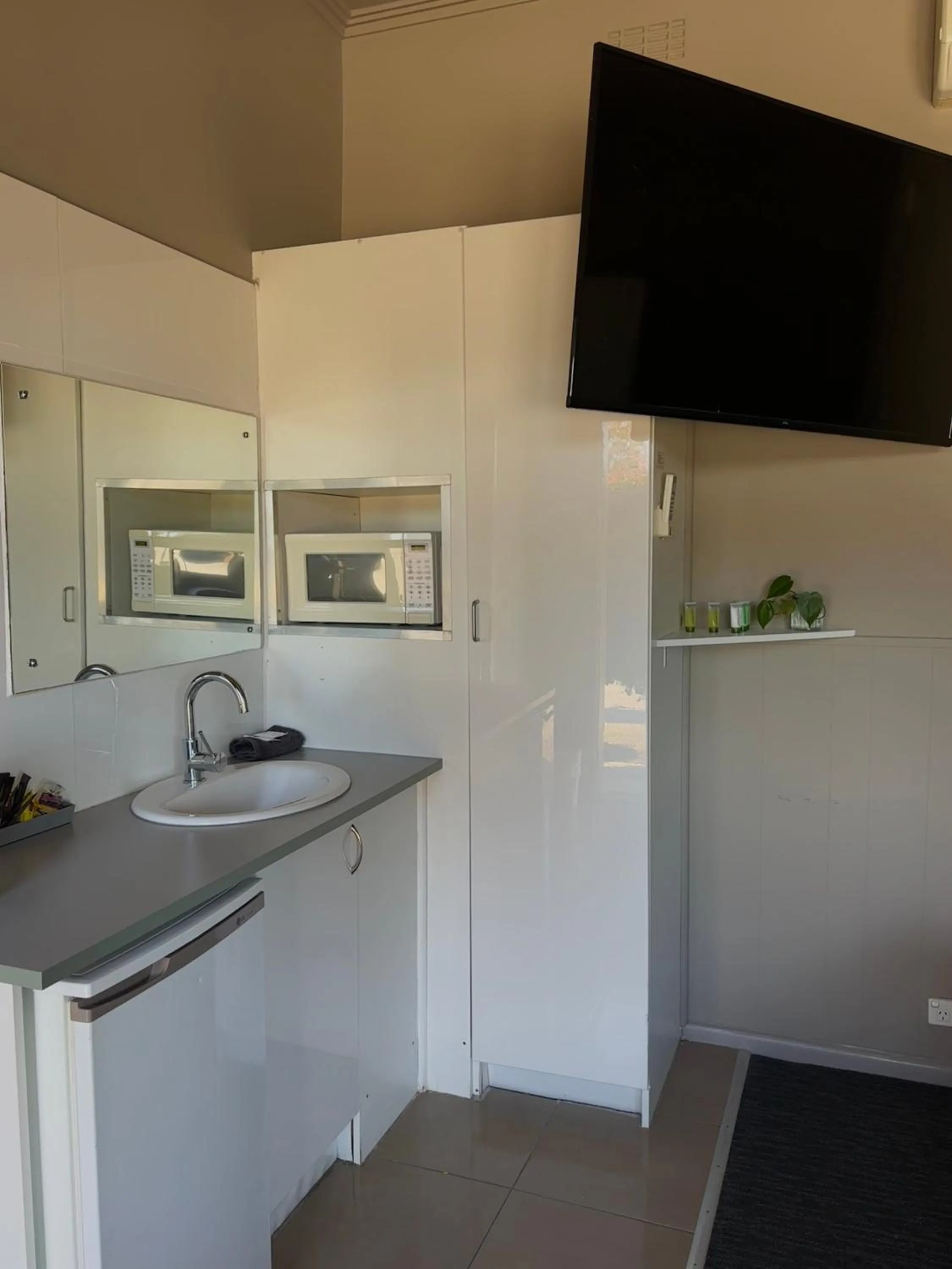 Kitchen or kitchenette in Calder Family Motel
