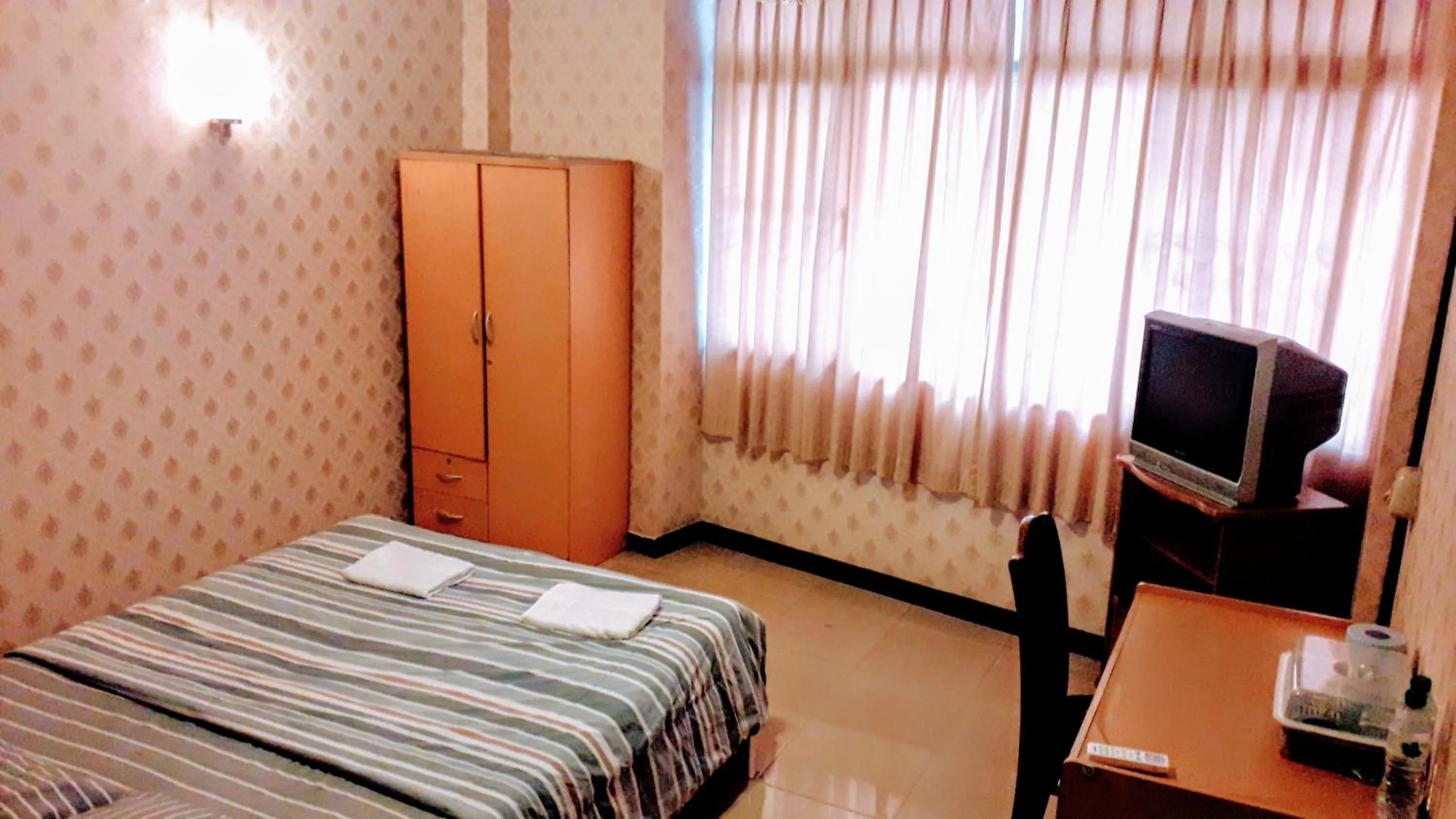 Communal lounge/ TV room, Bed in The Encore Hotel