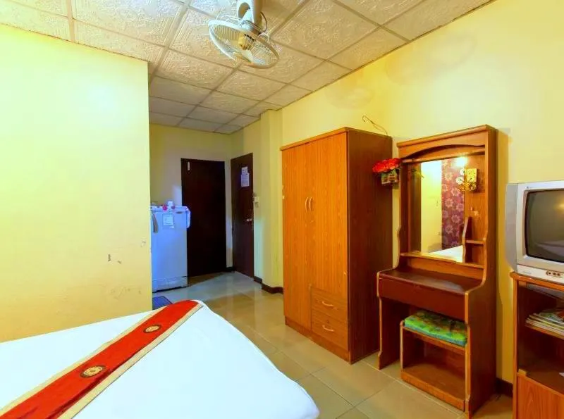 Communal lounge/ TV room, Bed in The Encore Hotel