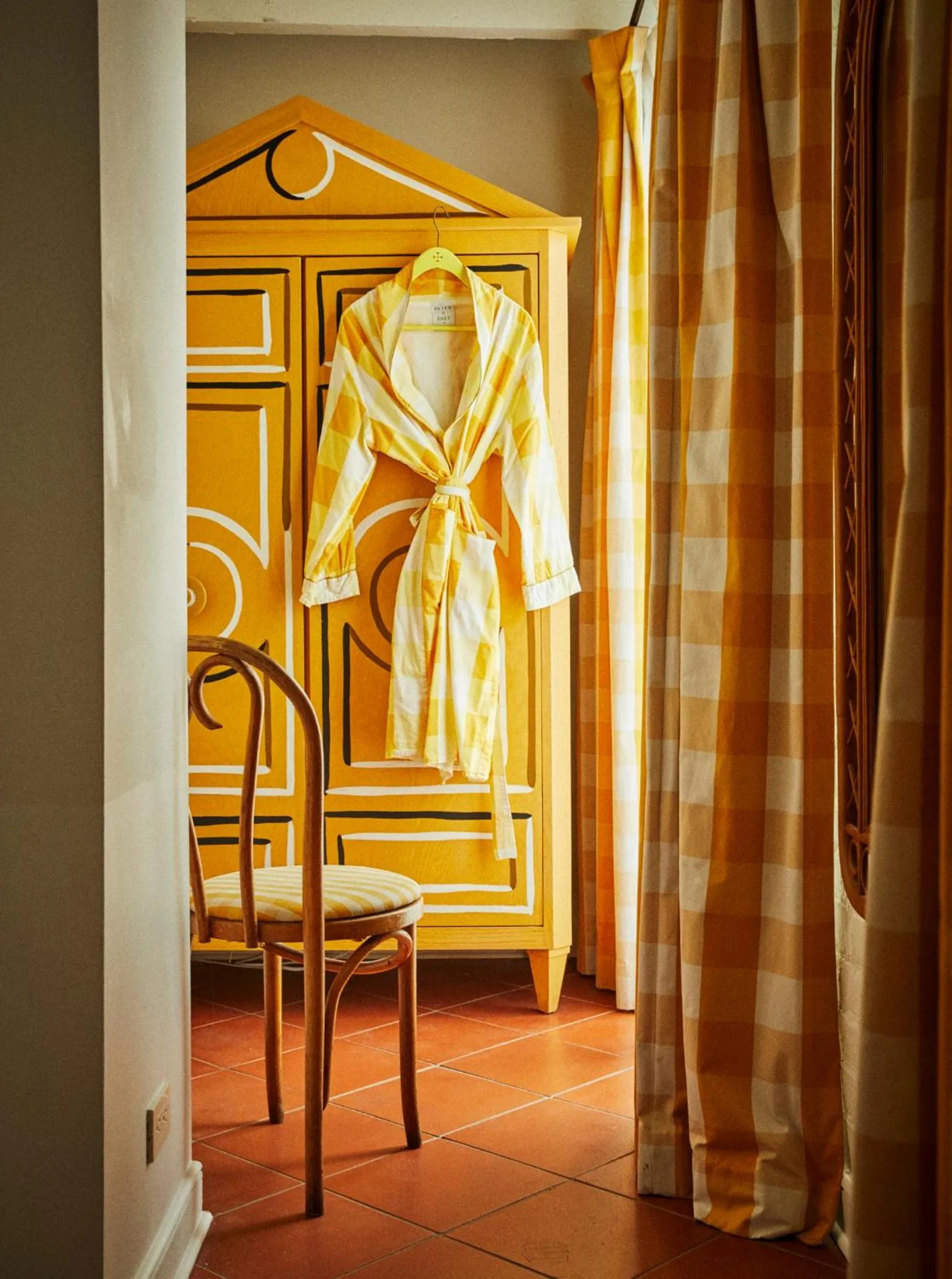 wardrobe, Bed in Hotel Peter and Paul, an Ash Hotel