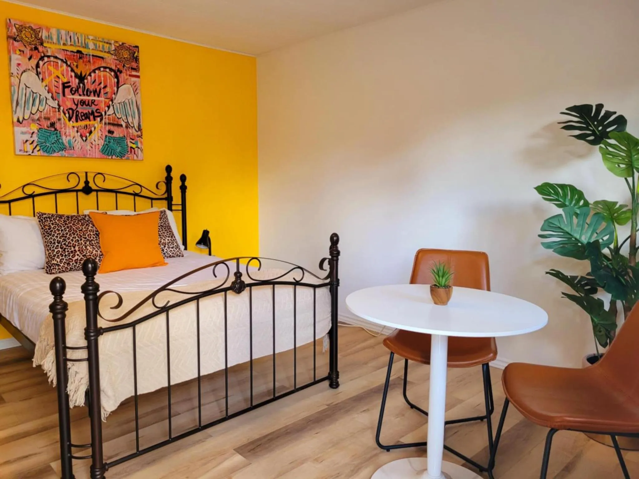 Bed in Motel Abricafé