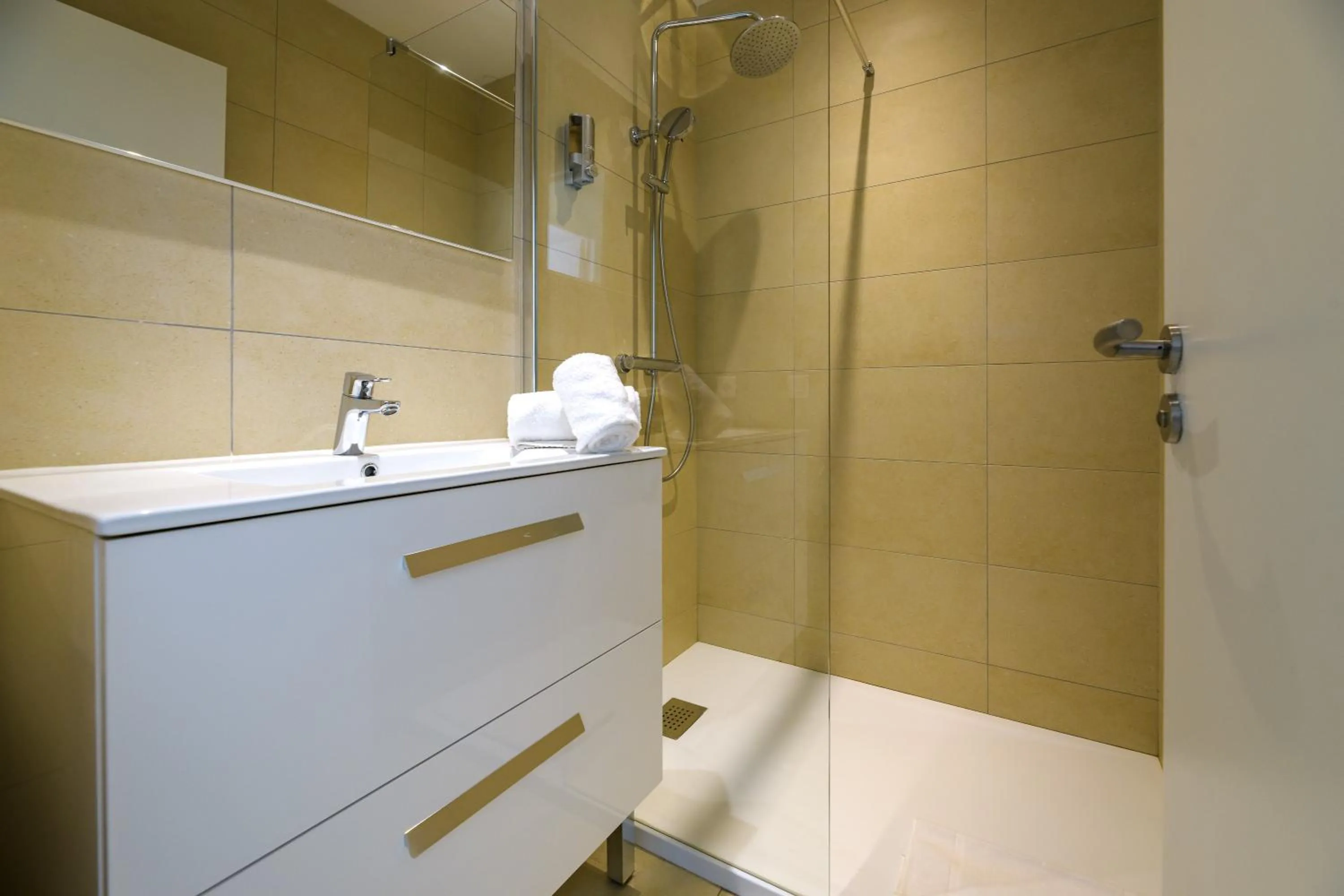 Shower in Les Pins de Santa Giulia