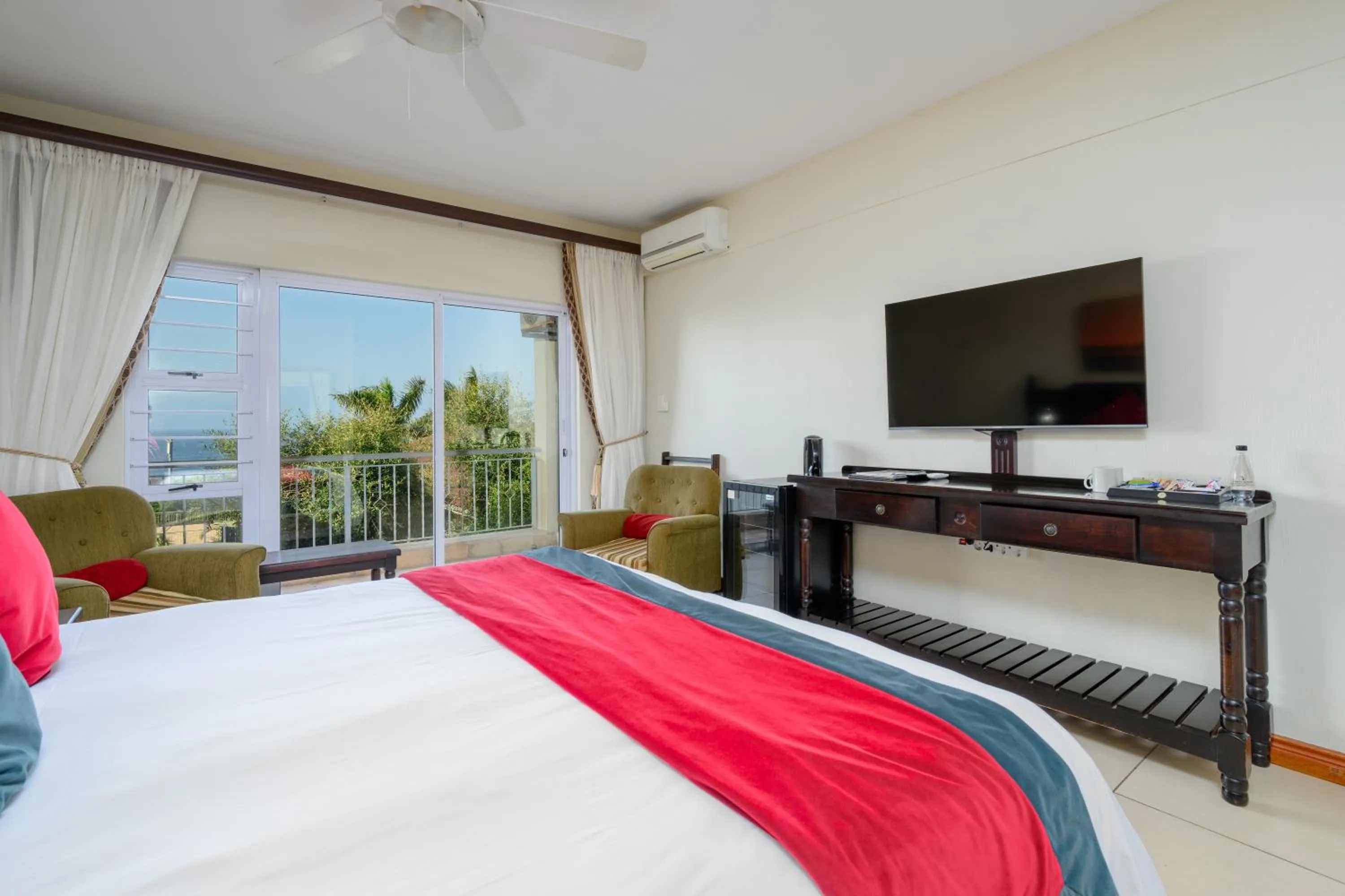 Bedroom, Bed in Umthunzi Hotel and Conference