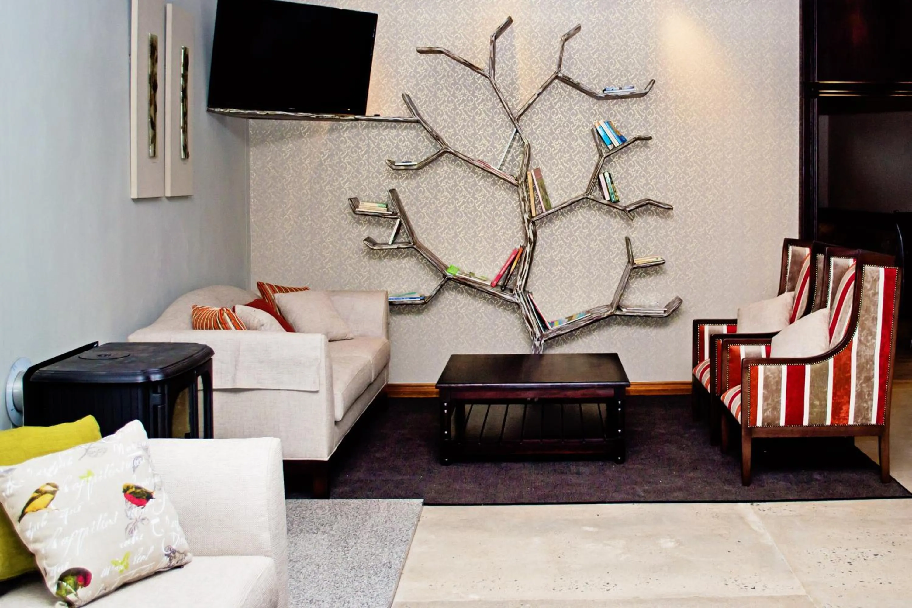 Communal lounge/ TV room in Umthunzi Hotel and Conference