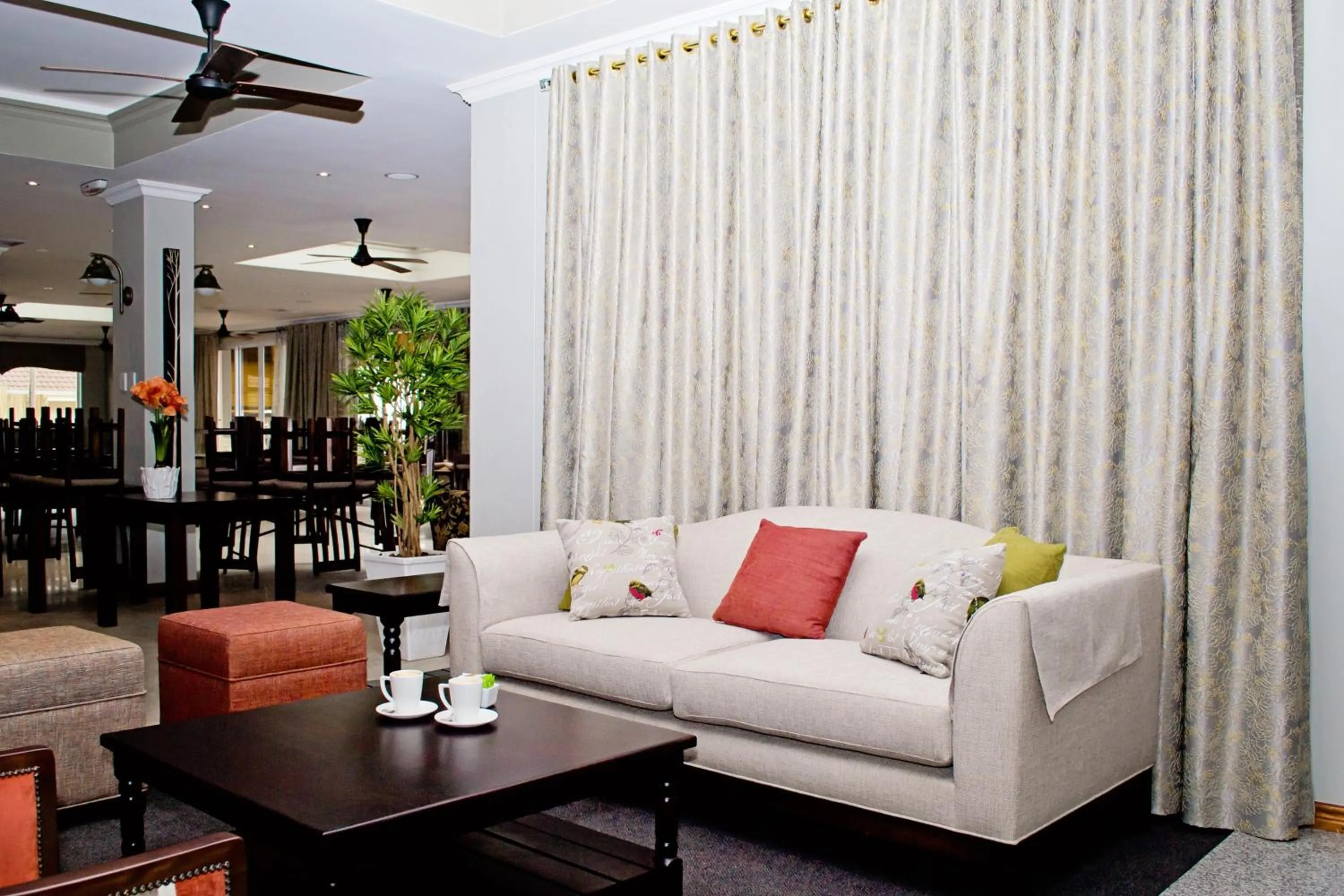 Communal lounge/ TV room in Umthunzi Hotel and Conference