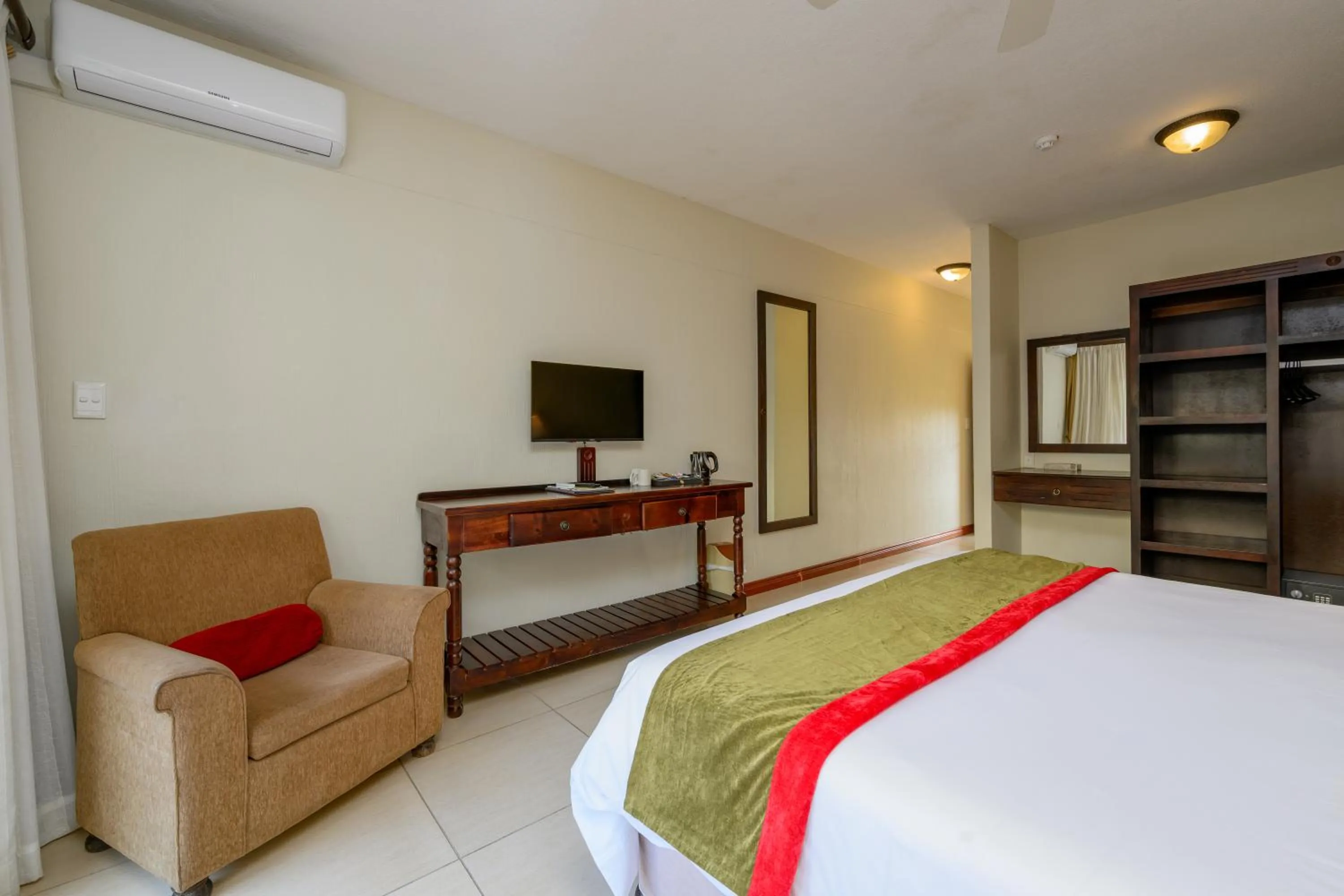 Bedroom, Bed in Umthunzi Hotel and Conference