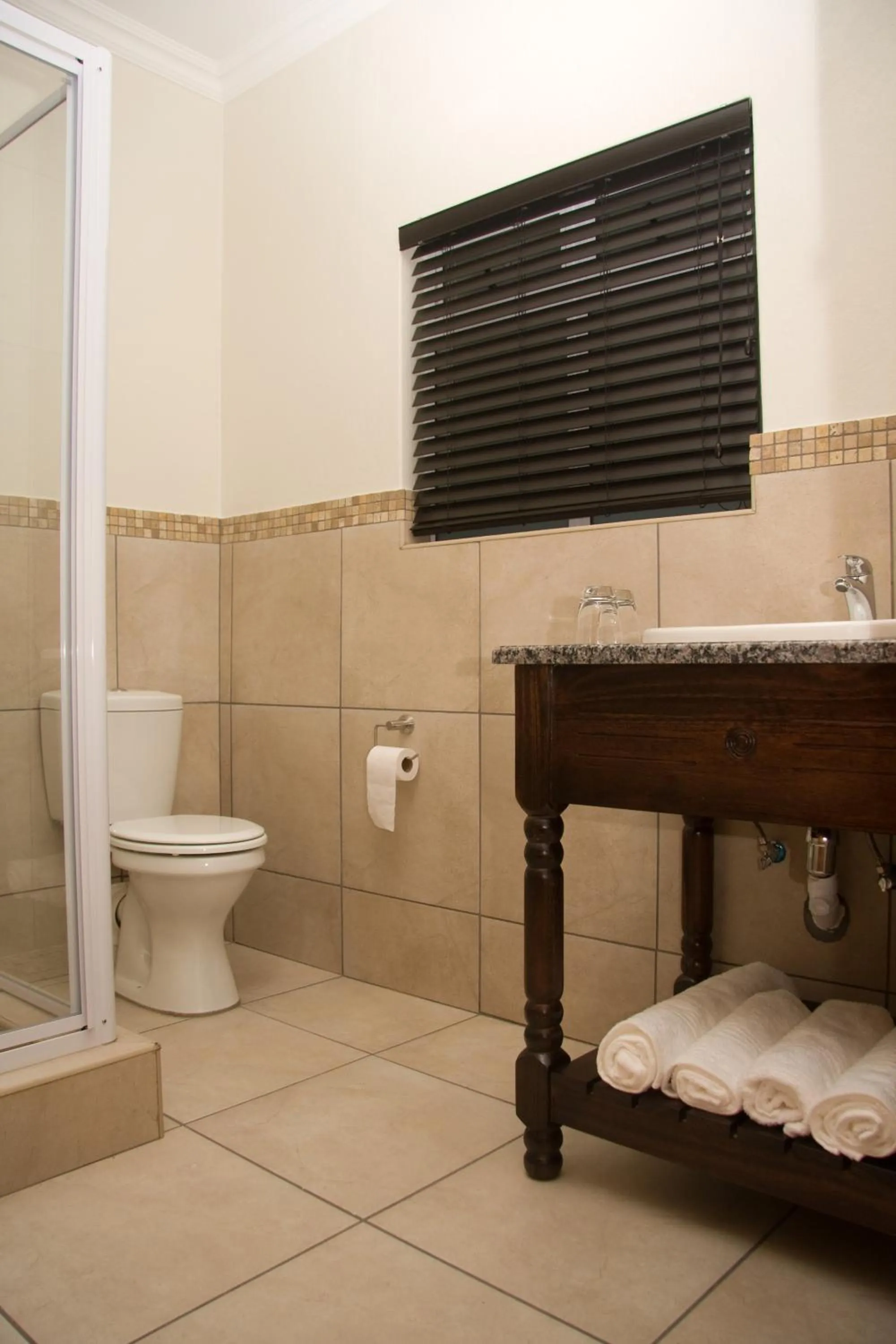 Shower in Umthunzi Hotel and Conference