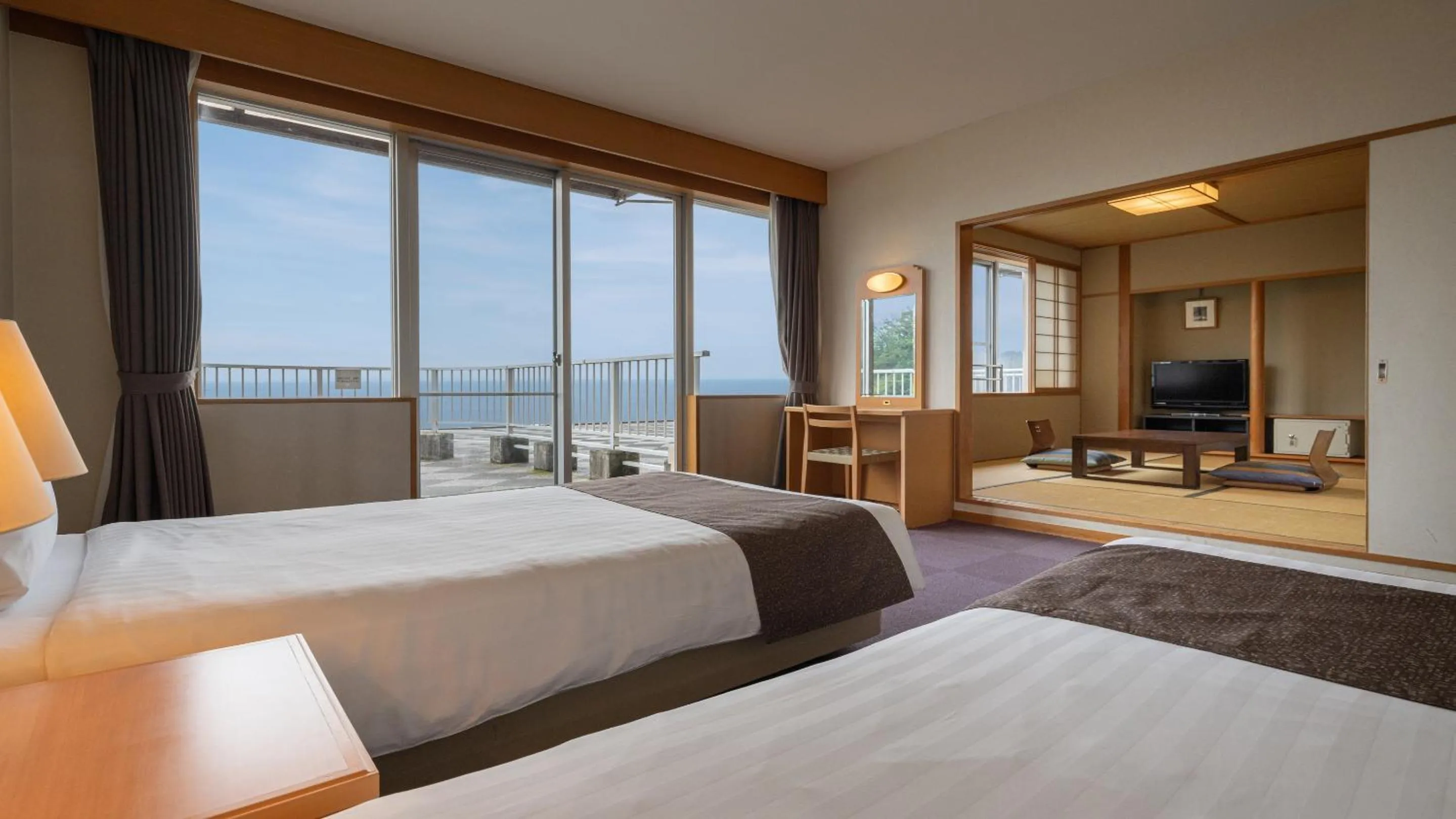 Photo of the whole room, Bed in KAMENOI HOTEL Atami Annex