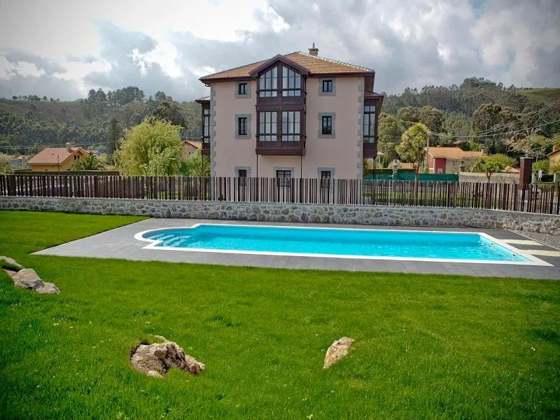 Swimming pool in Hotel Villa Marrón
