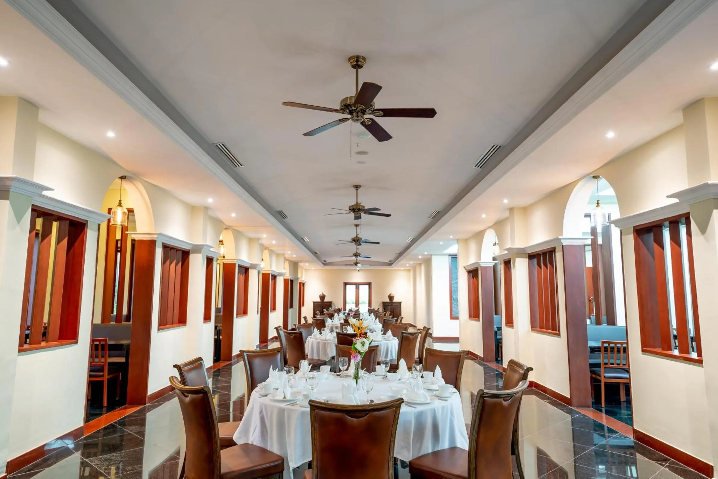 Restaurant/places to eat in Hotel De La Renaissance