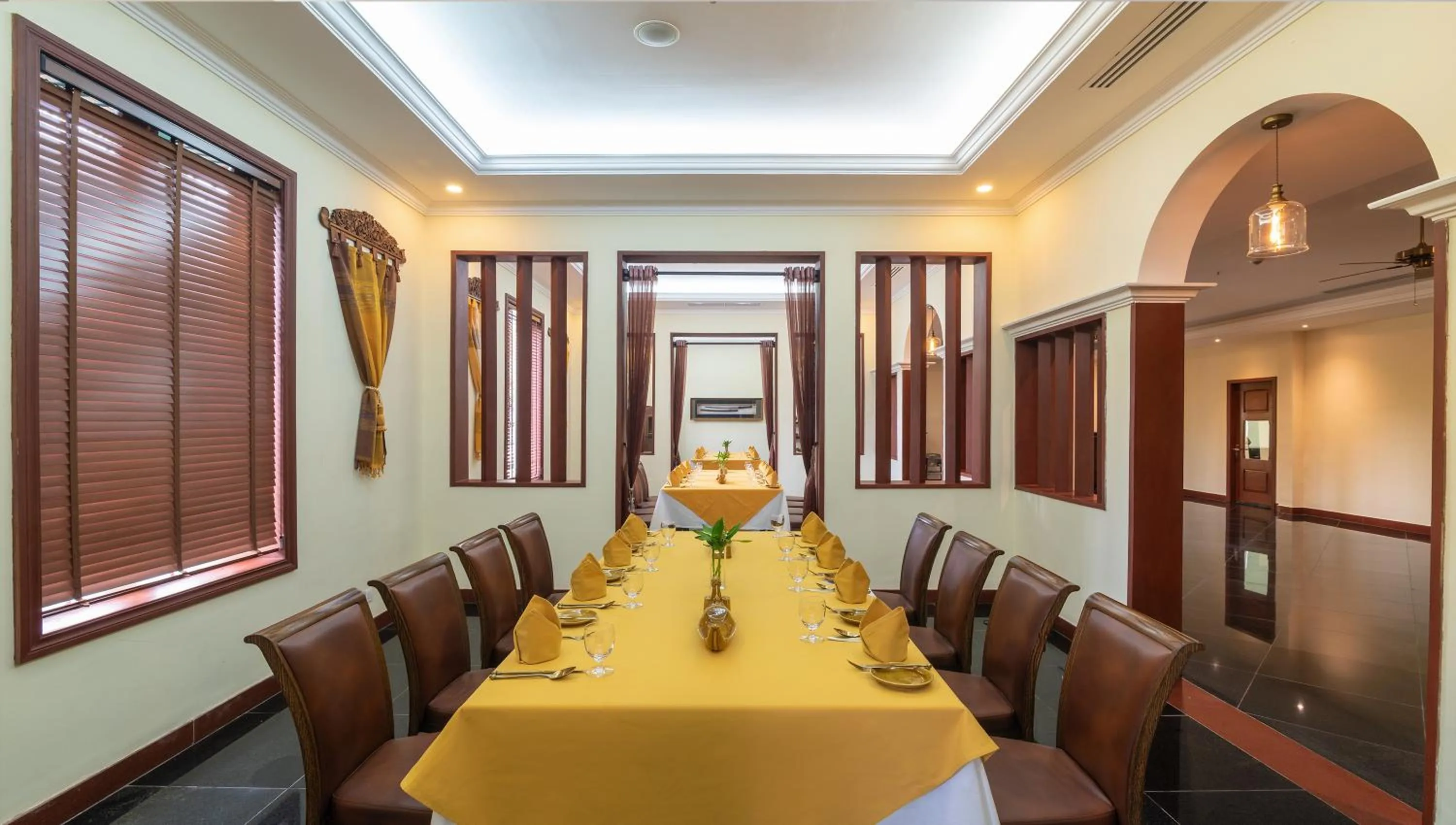 Restaurant/places to eat in Hotel De La Renaissance