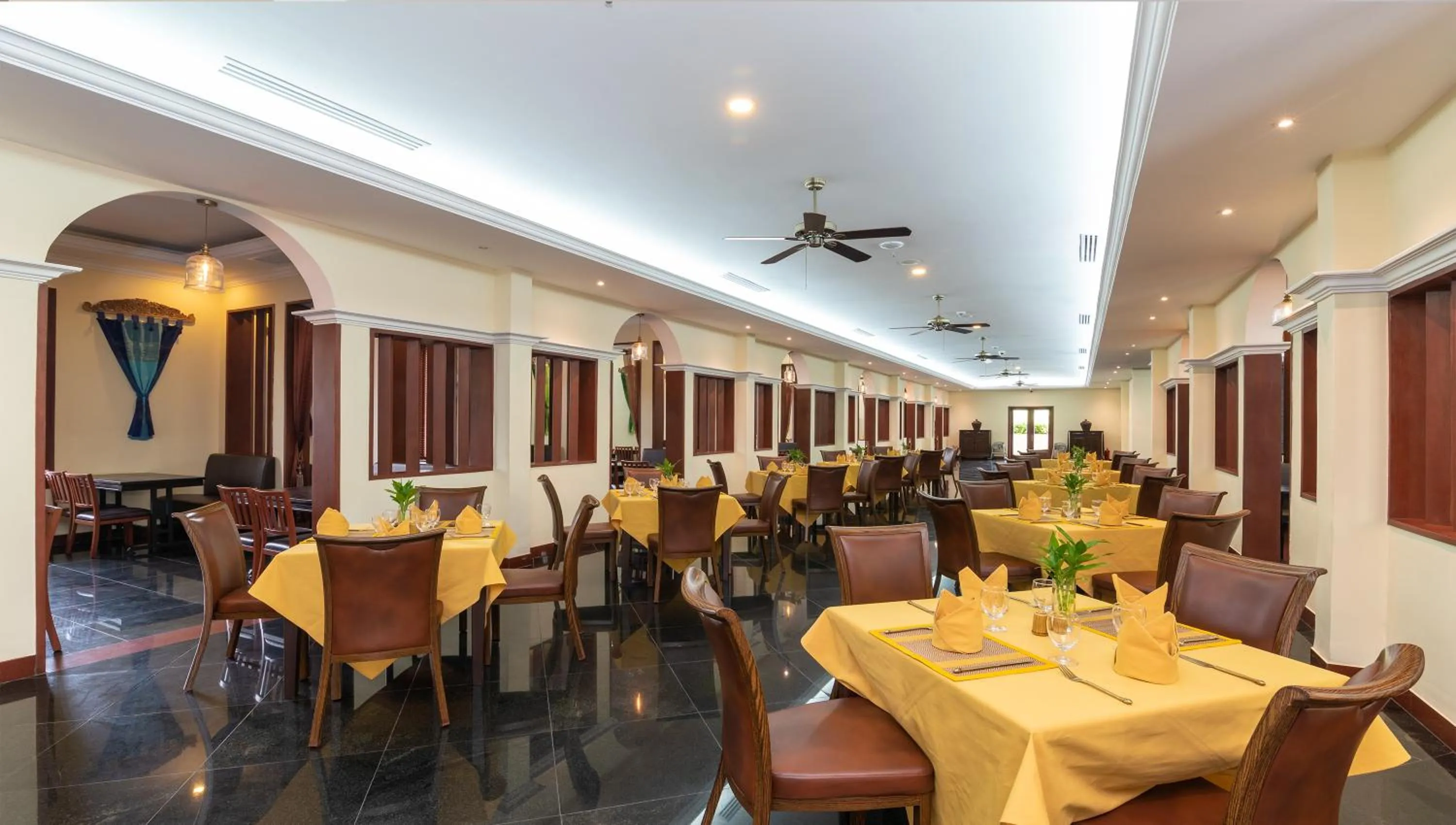 Restaurant/places to eat in Hotel De La Renaissance