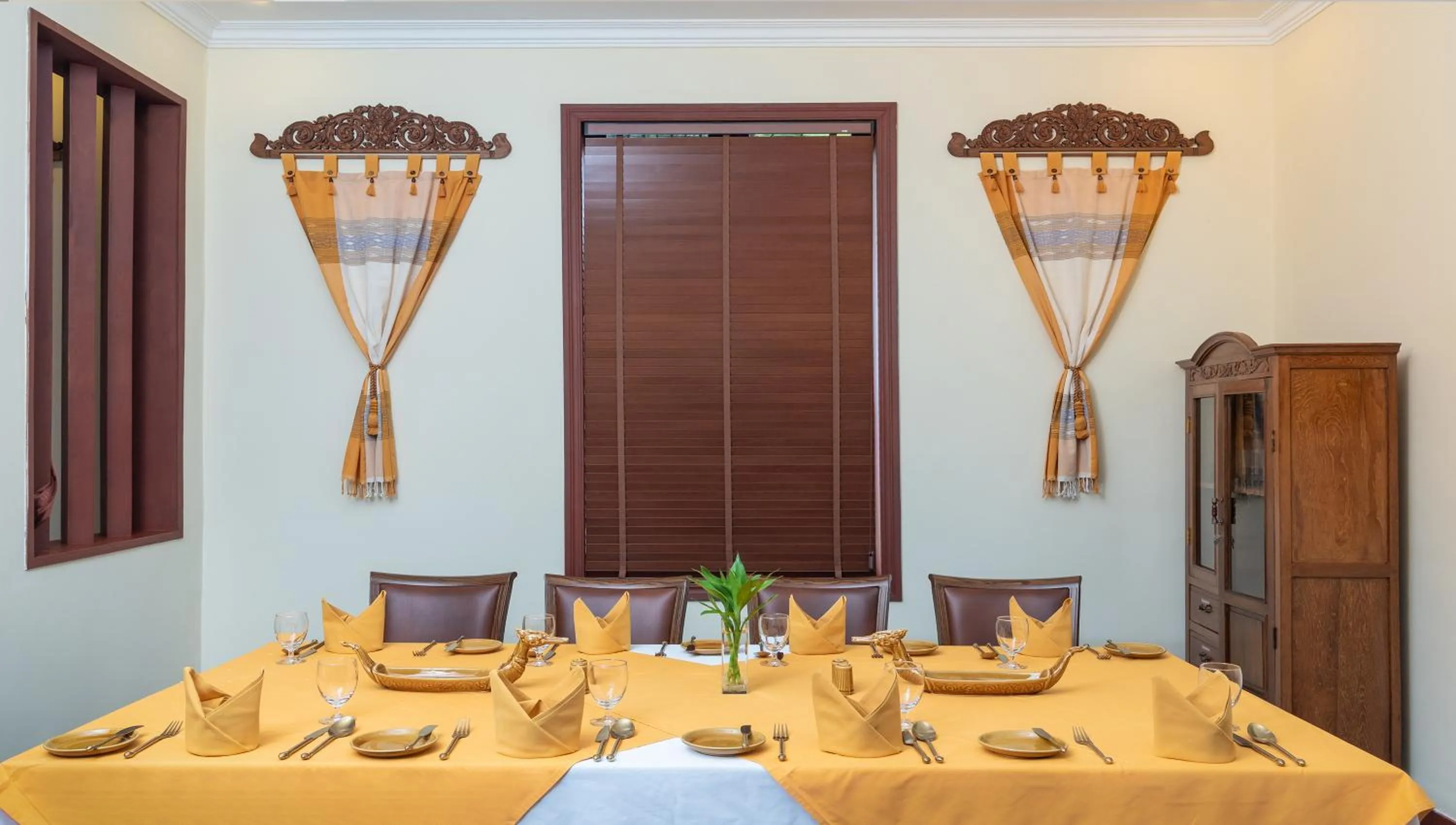 Restaurant/places to eat in Hotel De La Renaissance