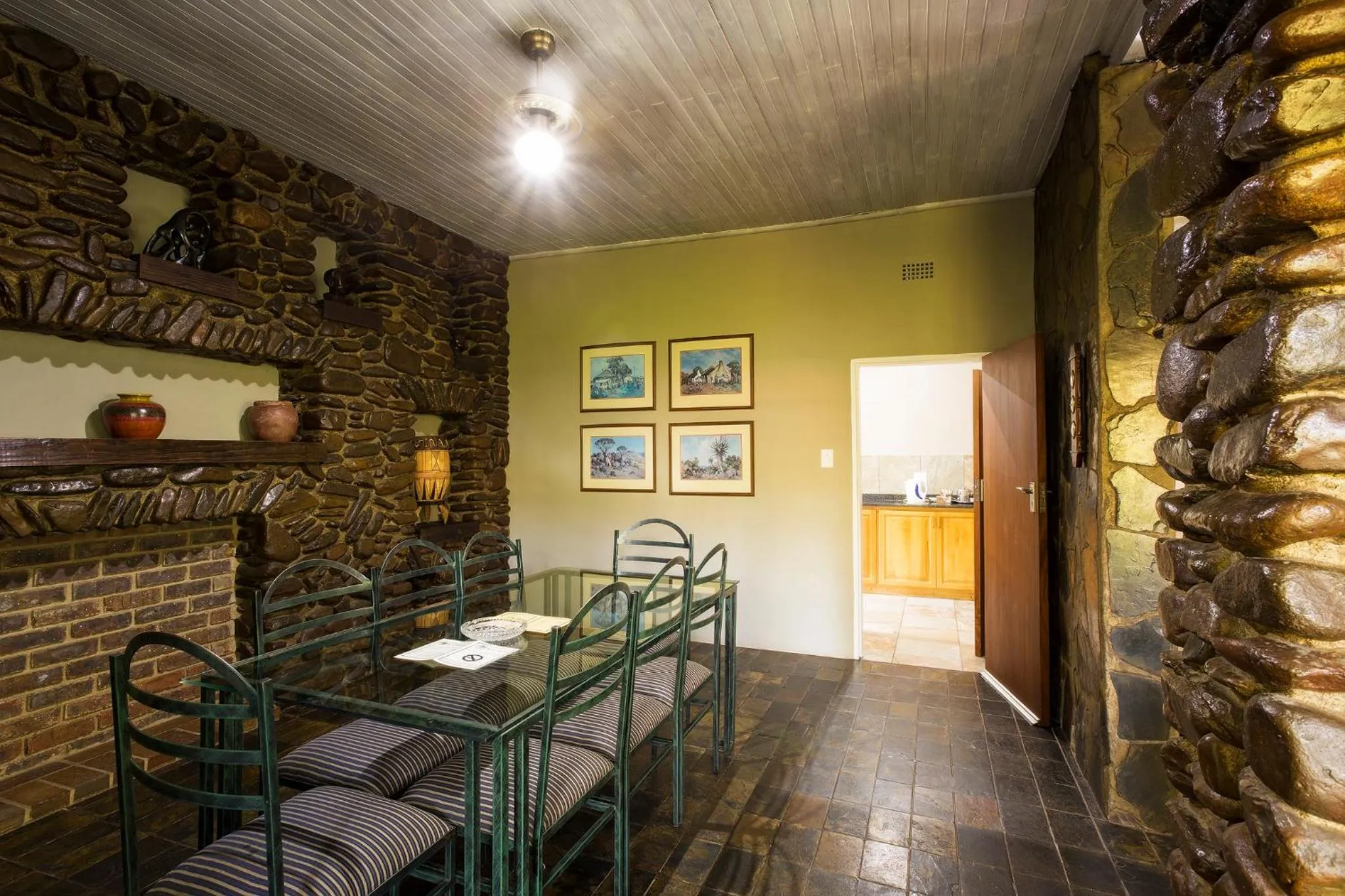 Dining area, Bed in Merry Pebbles Resort