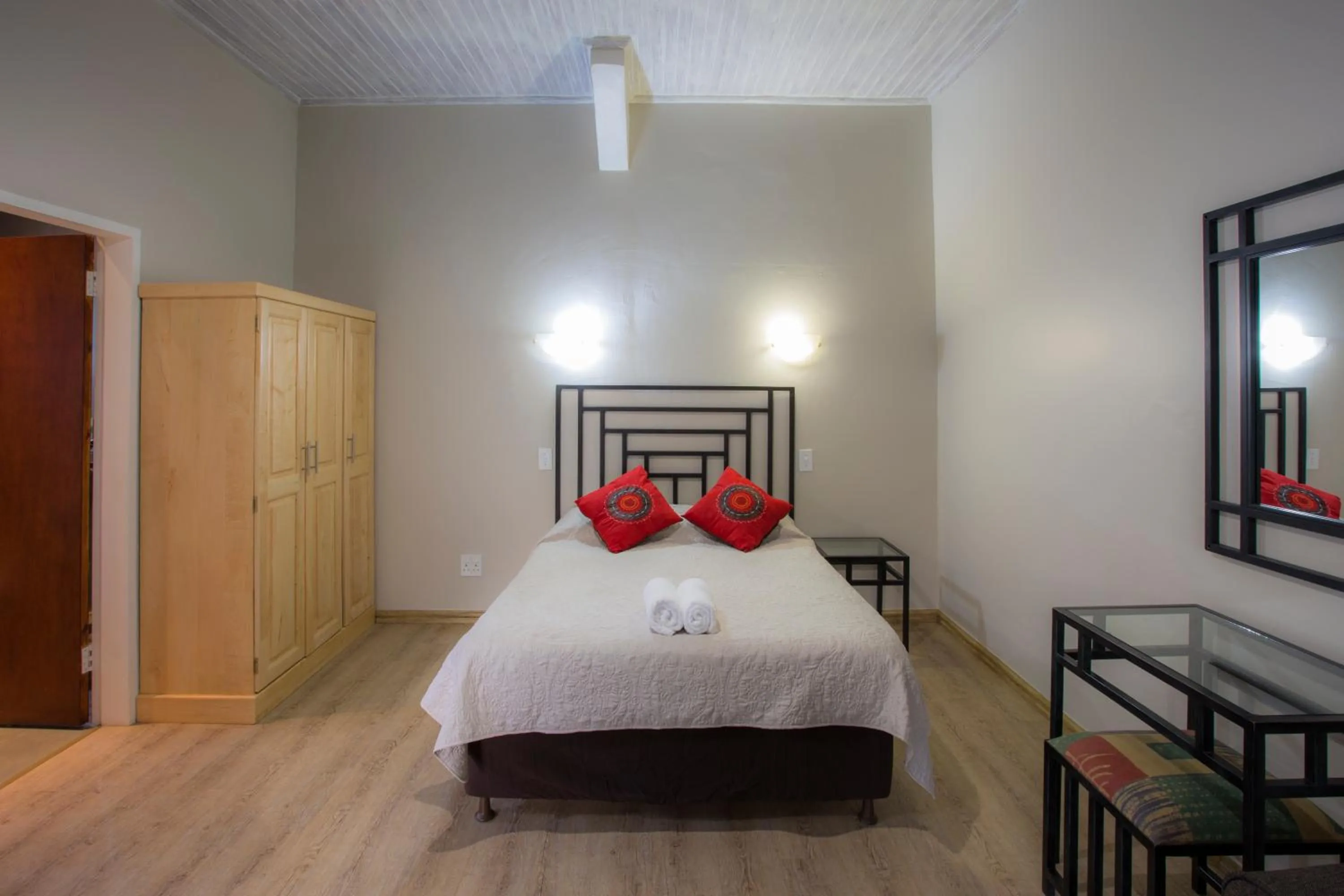 Bedroom, Bed in Merry Pebbles Resort