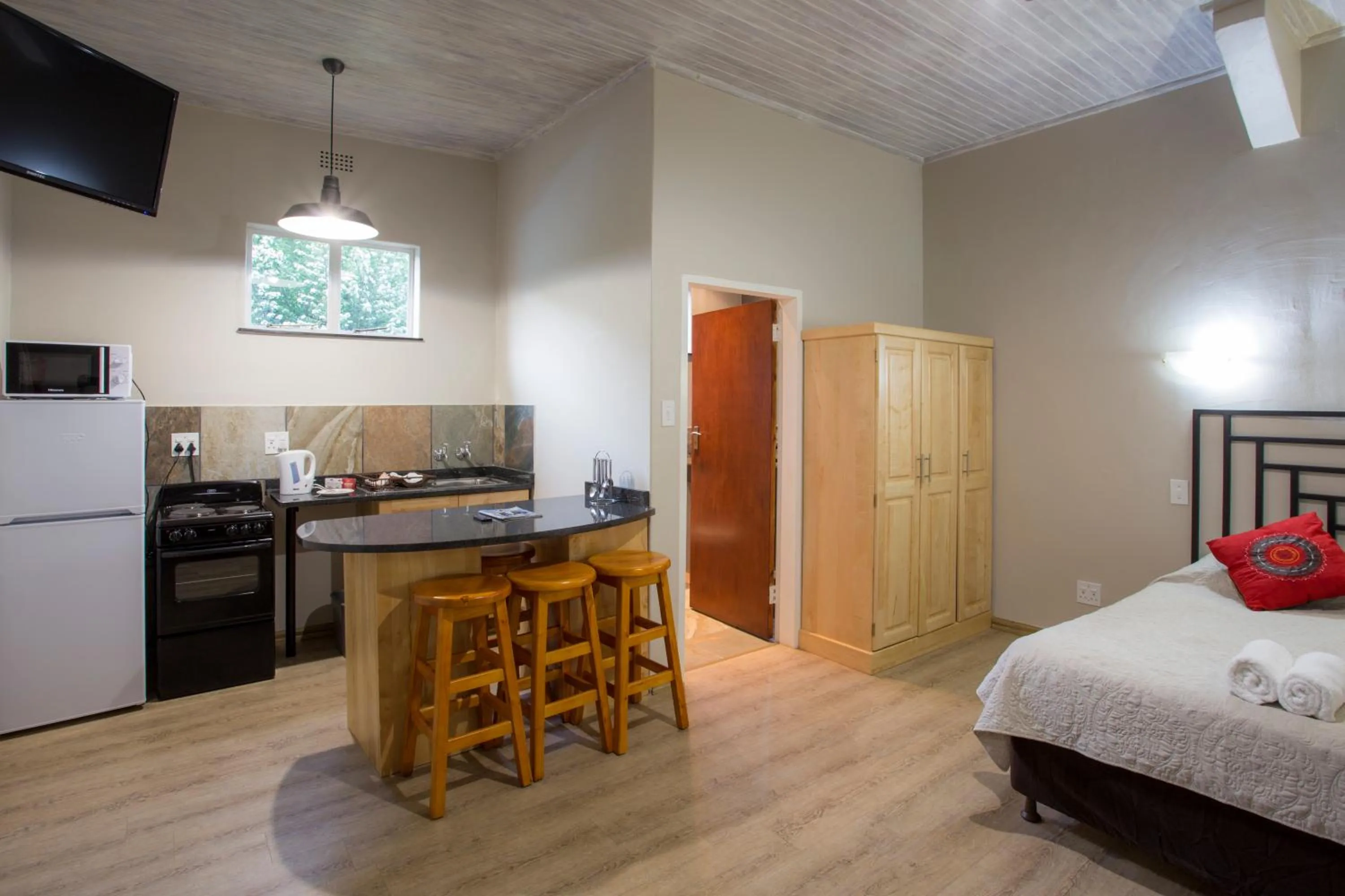 Kitchen or kitchenette, Bed in Merry Pebbles Resort