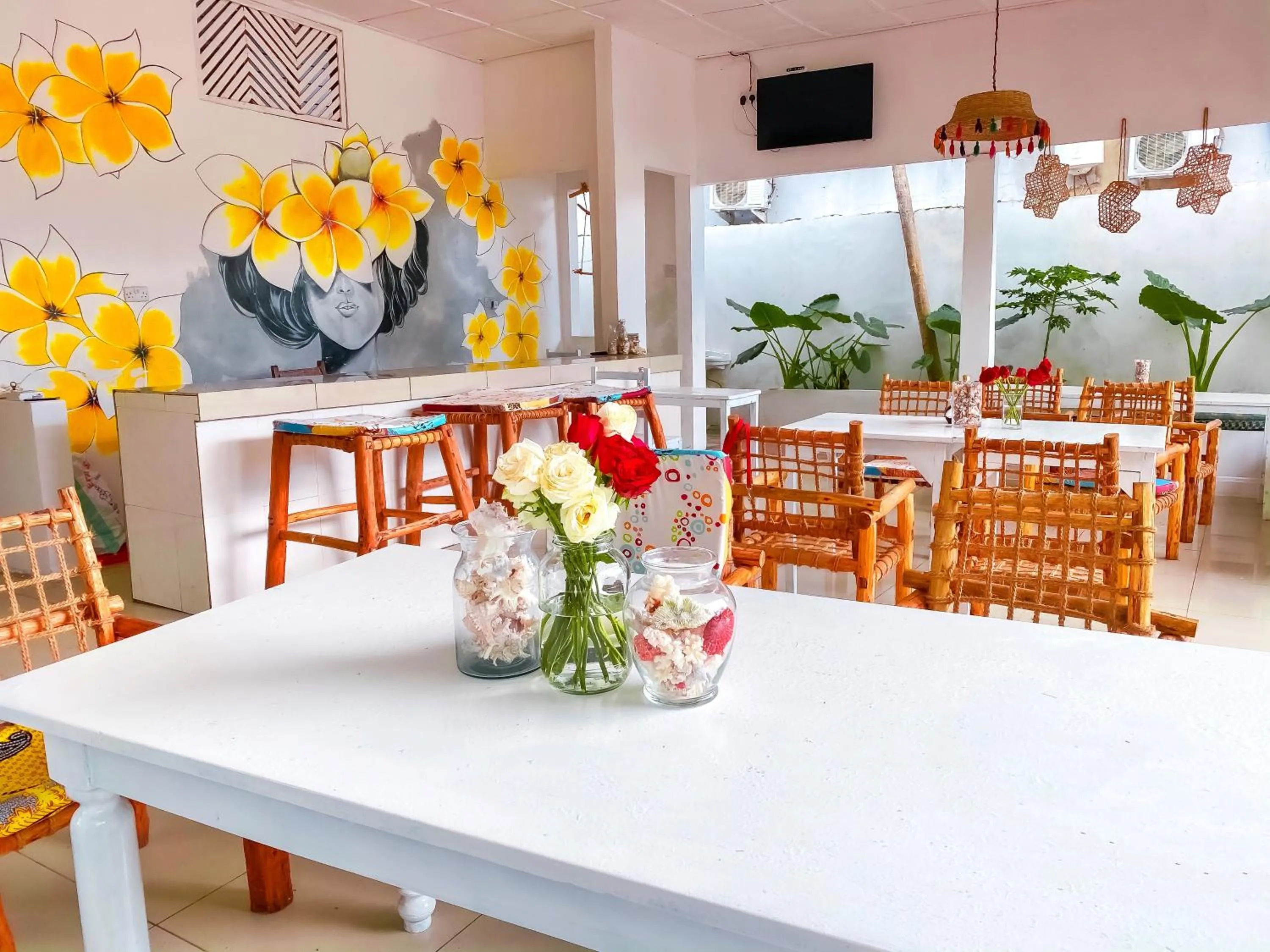 Restaurant/places to eat in Papaya Guest House Nungwi